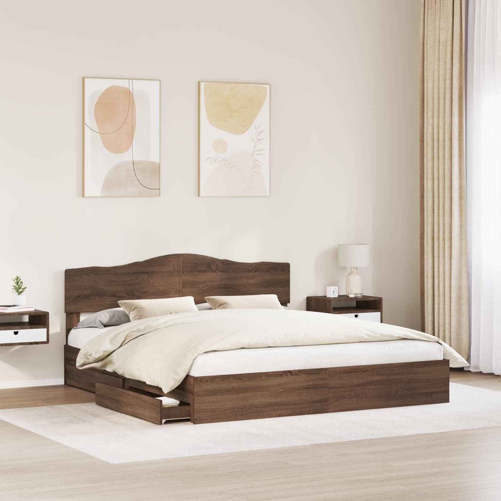 Ein modernes Schlafzimmer mit einem Holzbett, weißer Bettwäsche, schwebenden Nachttischen, abstrakter Wandkunst und natürlichem Licht von einem Fenster mit beigen Vorhängen.