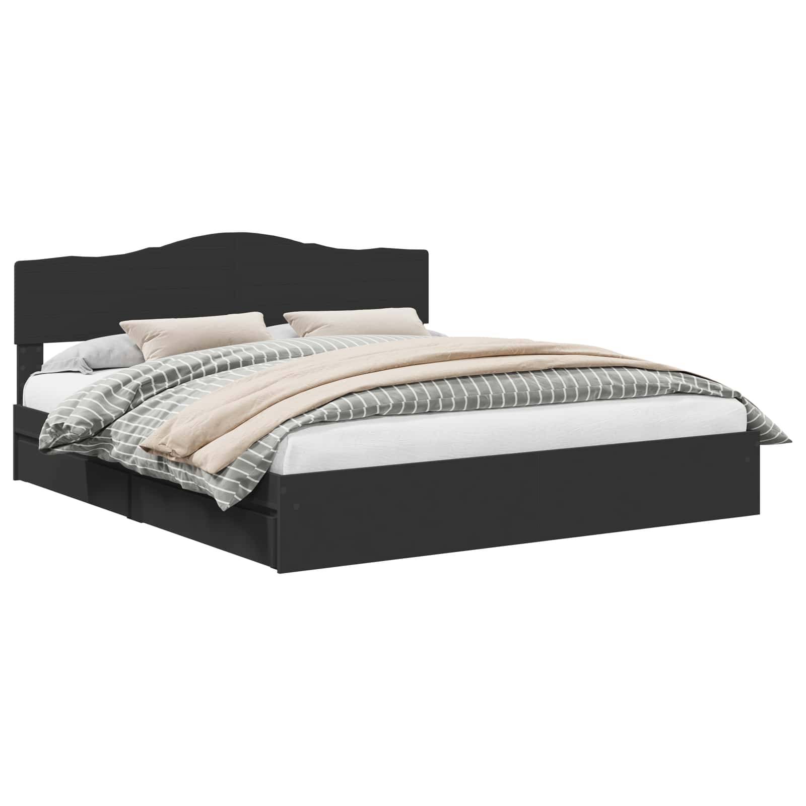 Ein schwarzer Bettrahmen mit hohem Kopfteil, ordentlich gemacht mit beige-grauen gestreiften Bettwäsche, drei Kissen und einer Steppdecke.