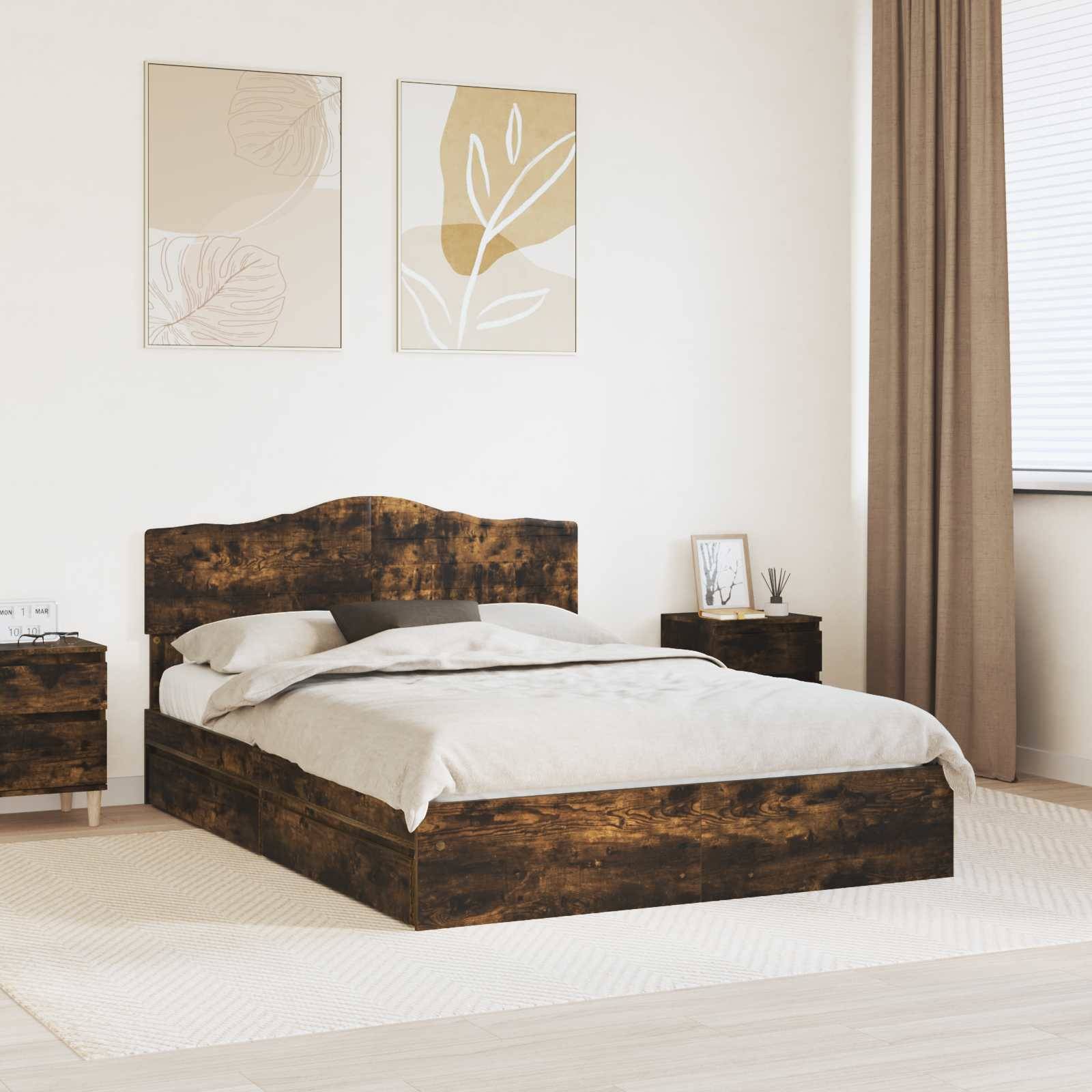 Ein gemütliches Schlafzimmer mit einem Holzbett mit beigefarbener Bettwäsche, zwei passenden Nachttischen und weicher abstrakter Kunst an beigen Wänden.