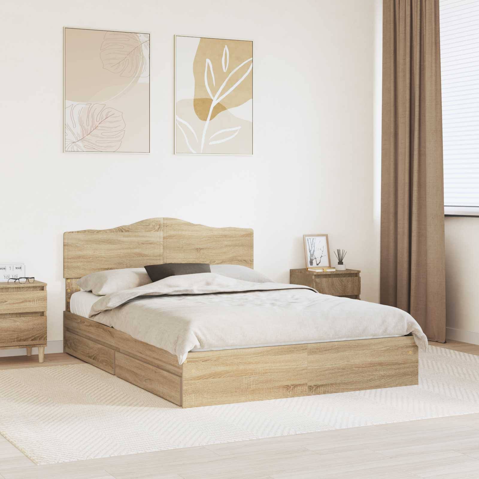 Ein minimalistisches Schlafzimmer mit einem Holzbett, beigefarbener Bettwäsche, zwei Nachttischen, Wandkunst, einer Topfpflanze und einem großen Fenster mit geschlossenen Jalousien.