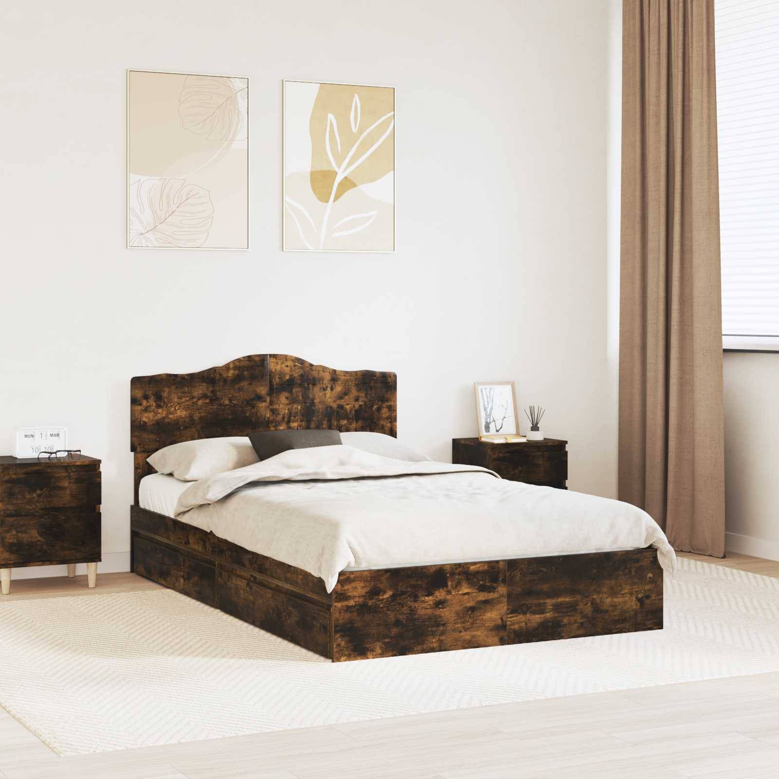Ein Schlafzimmer mit einem rustikalen Holzbett, beigefarbener Bettwäsche, zwei Holznachttischen, sanfter Beleuchtung und zwei minimalistischen Blattkunstwerken über dem Bett.
