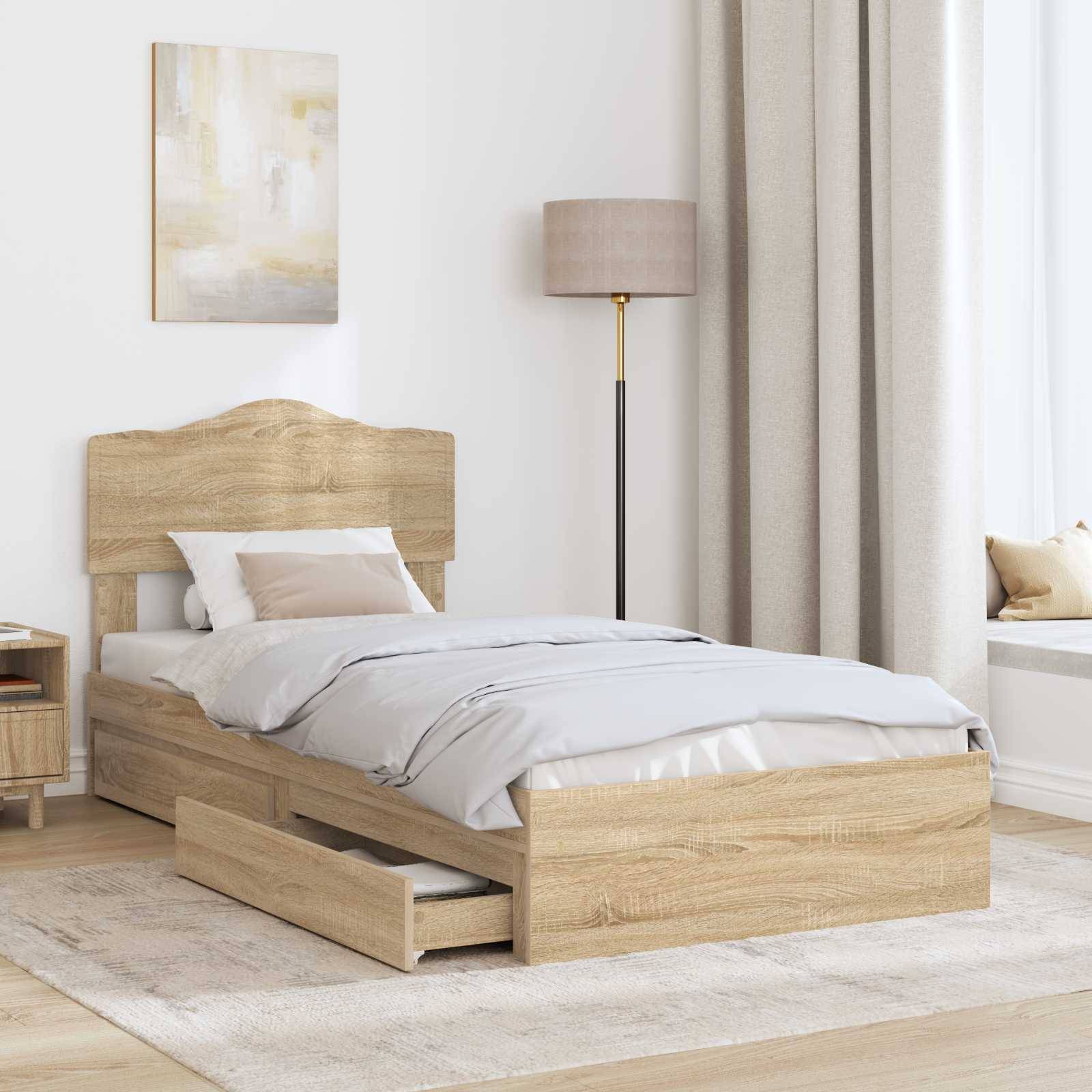 Ein Schlafzimmer mit einem Holzbett, weißer Bettwäsche und einem Nachttisch. Eine Stehlampe steht neben Vorhängen, mit einem minimalistischen Gemälde an der Wand.