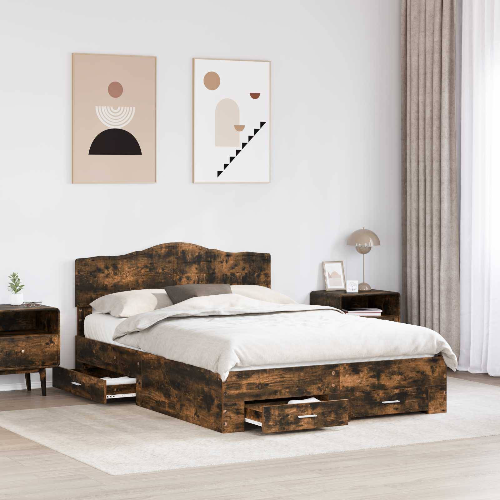 Ein rustikales Bett mit Schubladen zur Aufbewahrung, flankiert von hölzernen Nachttischen, steht gegen eine Wand mit abstrakter Kunstwerk. Eine Lampe und eine Pflanze ergänzen die Dekoration.