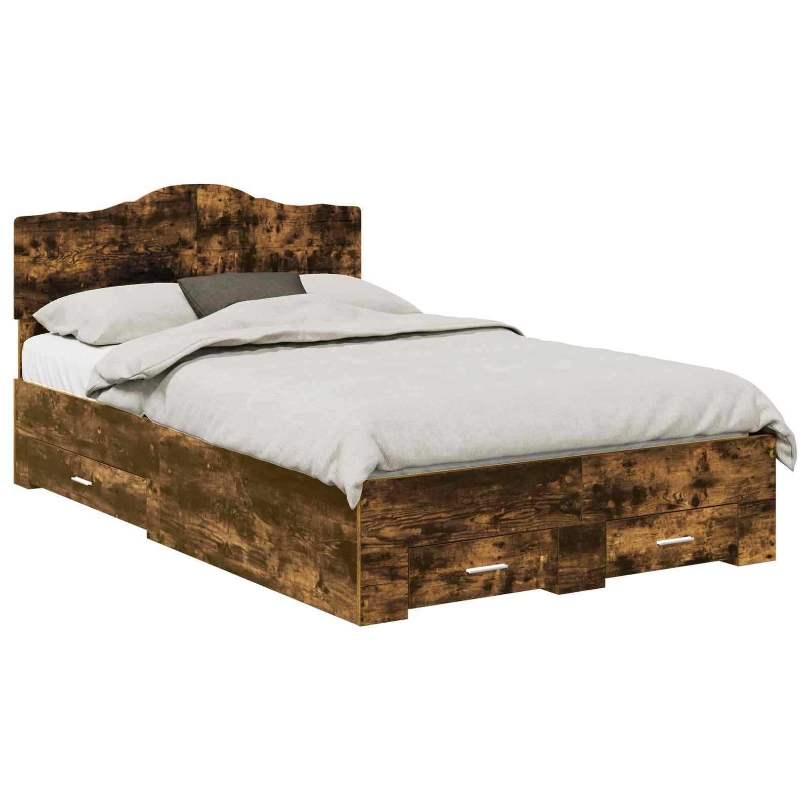 Ein Holzbettgestell mit rustikaler Oberfläche verfügt über ein Kopfteil, graue Bettwäsche und mehrere Schubladen zur Aufbewahrung darunter.