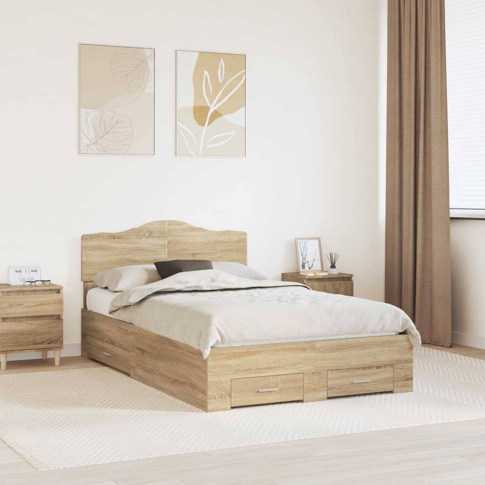 Ein minimalistisches Schlafzimmer mit einem Holzbett, das Schubladen unter dem Bett aufweist, beigefarbener Bettwäsche, passenden Nachttischen und abstrakter Blattkunst an der Wand.