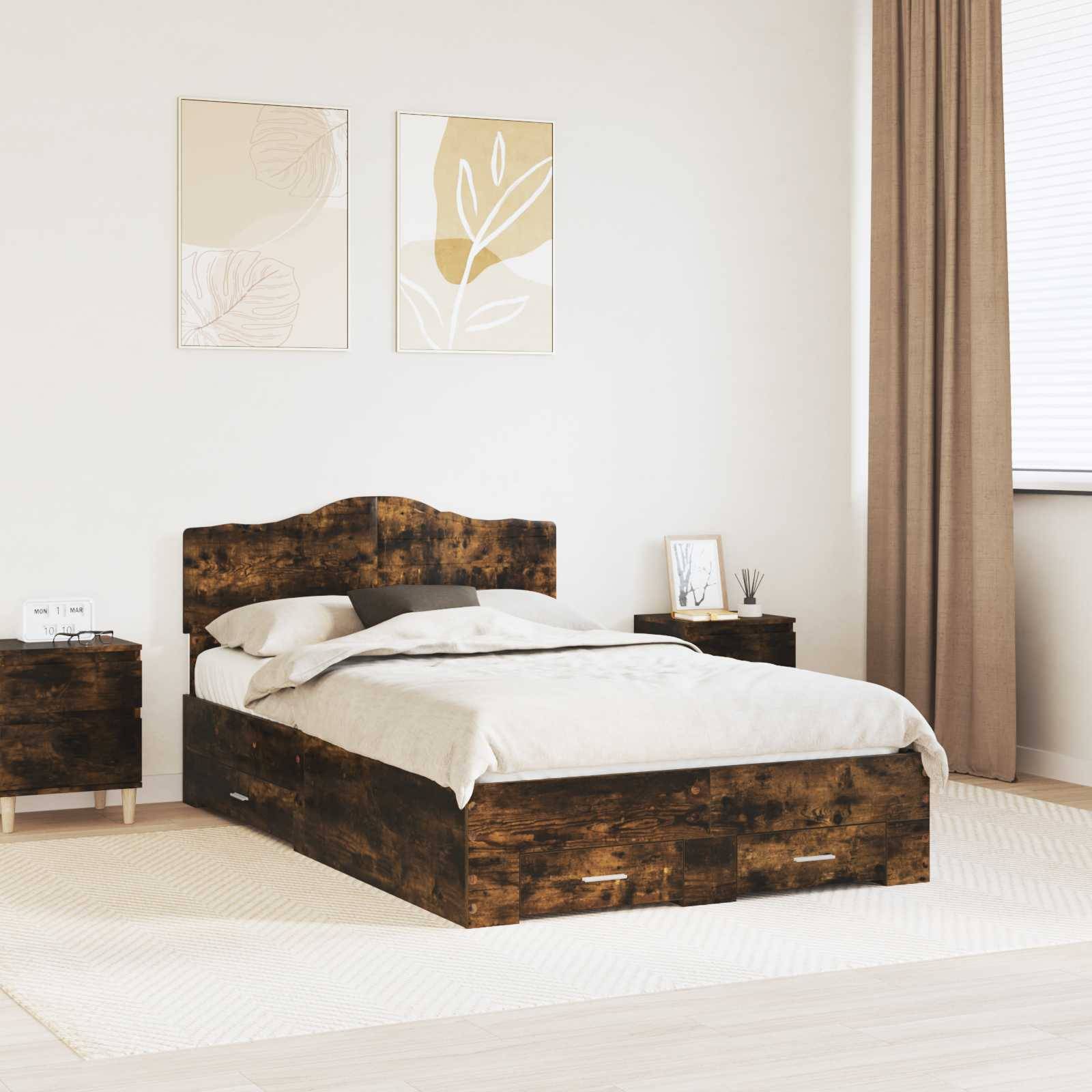 Ein minimalistisches Schlafzimmer mit einem rustikalen Holzbett, beigefarbener Bettwäsche, zwei Nachttischen, abstrakter Wandkunst und einem Fenster mit Jalousien.
