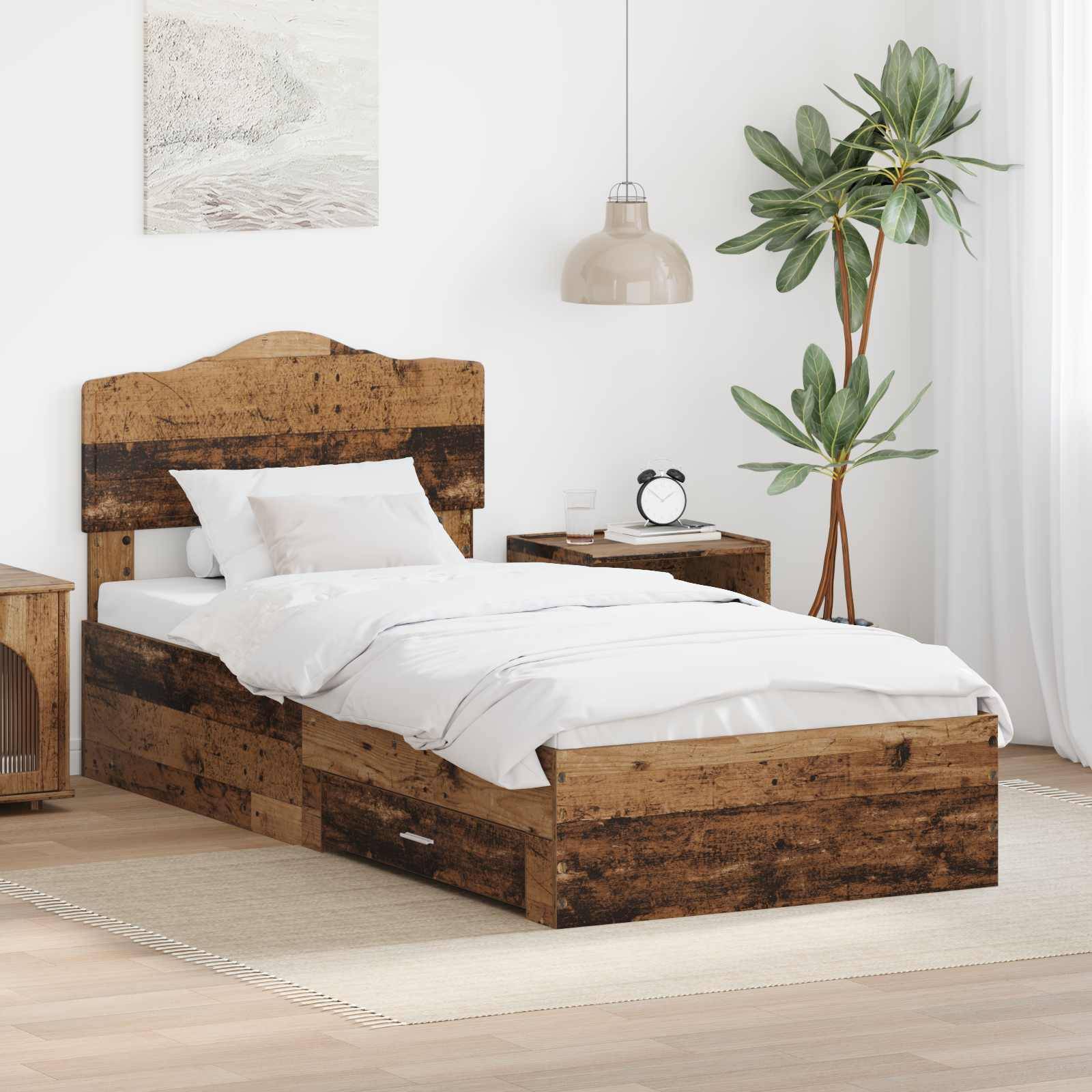 Ein rustikales Schlafzimmer mit einem einzelnen Holzbett, weißer Bettwäsche, einem Nachttisch, einer Topfpflanze und einer Hängeleuchte, alles auf einem beigefarbenen Teppich.