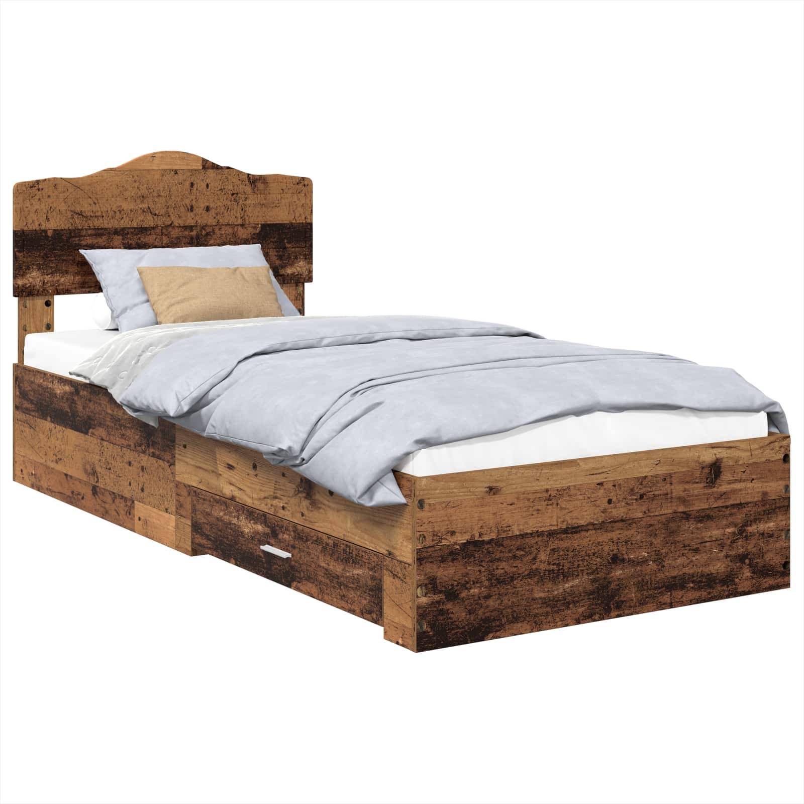 Ein Holz-Einzelbett mit geschnitztem Kopfteil und Staurageschubladen darunter, bezogen mit hellblauer Bettwäsche und einem beigen Kissen.