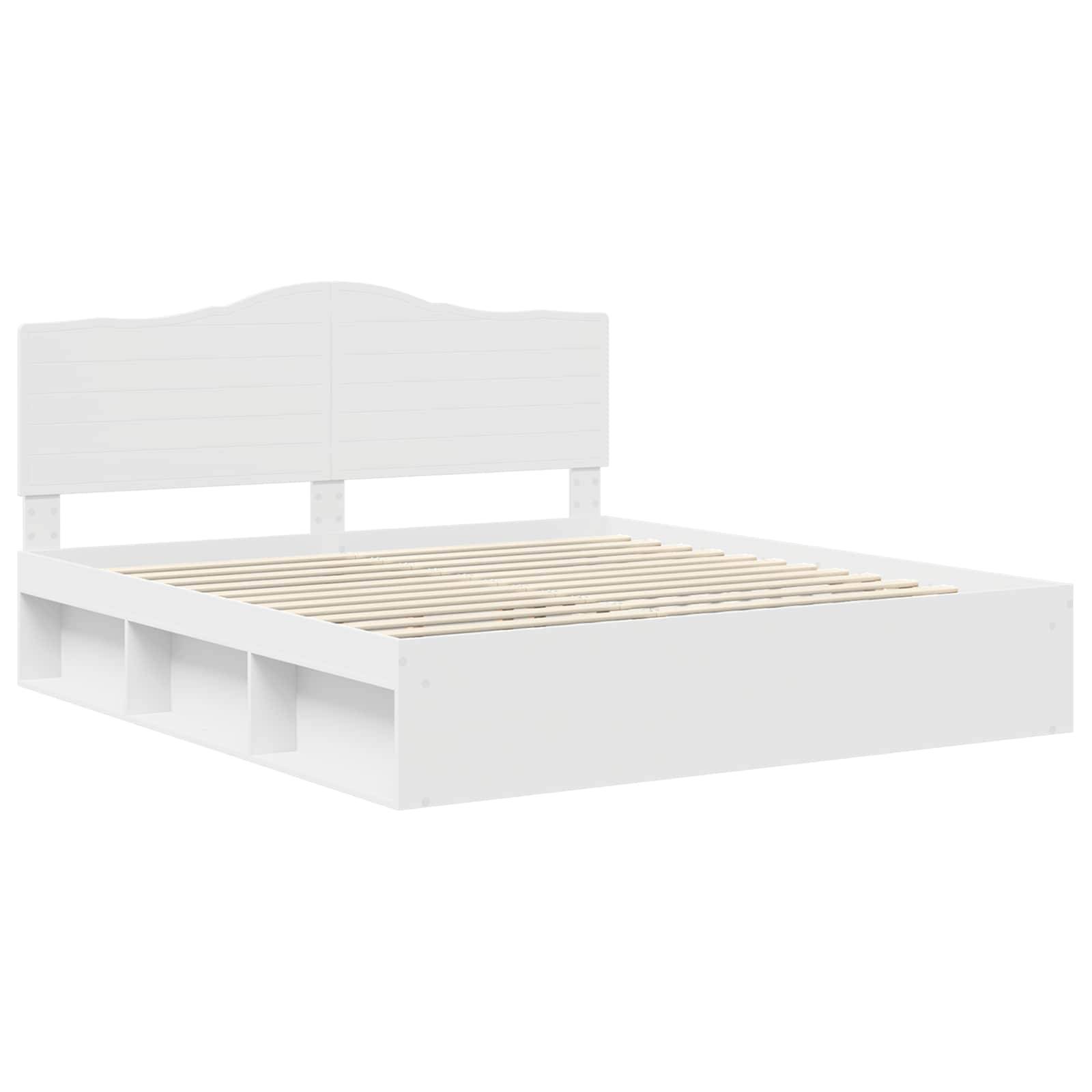 Ein weißer Holz-Plattformbettrahmen mit einem Kopfteil mit Paneelen und offenen Stauraumfächern darunter. Keine Matratze oder Bettwäsche zu sehen.