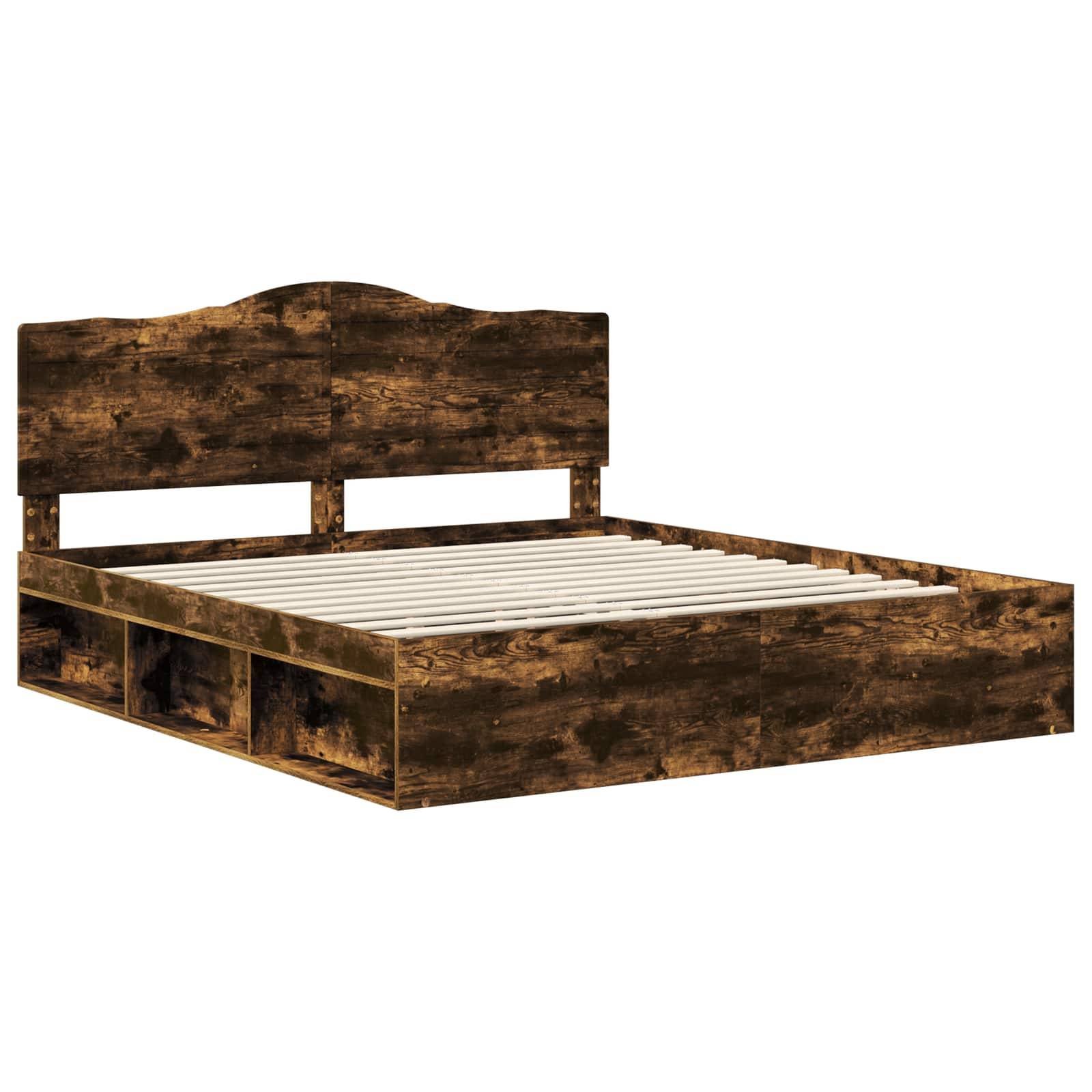 Ein Holz-Plattformbett mit rustikaler Oberfläche, ausgestattet mit einem Kopfteil und mehreren Stauraummöglichkeiten darunter.