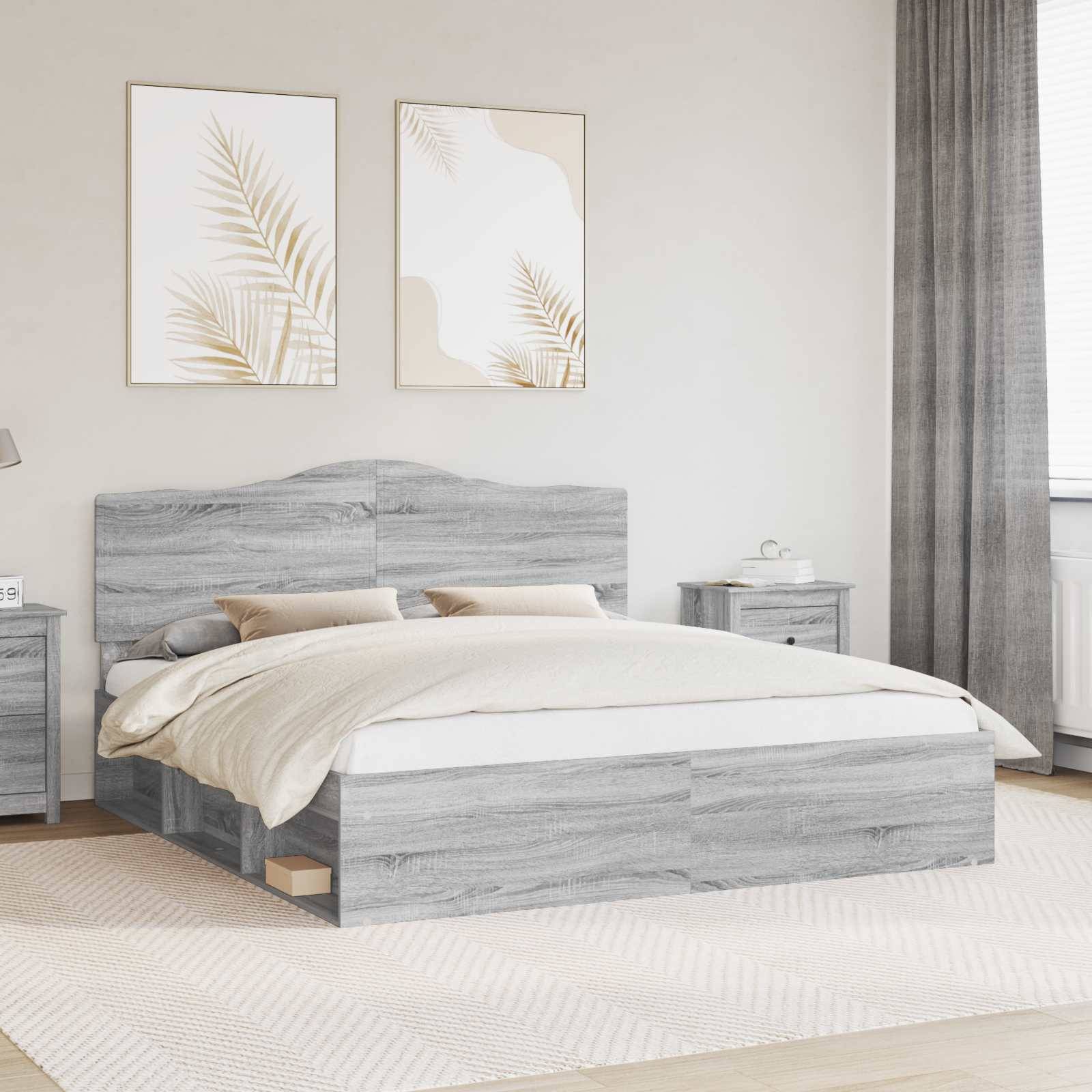 Modernes Schlafzimmer mit einem Bett aus grauem Holz, beigefarbener Bettwäsche und geometrischer Wandkunst. Hellgraue Vorhänge und ein Teppich vervollständigen die Dekoration.