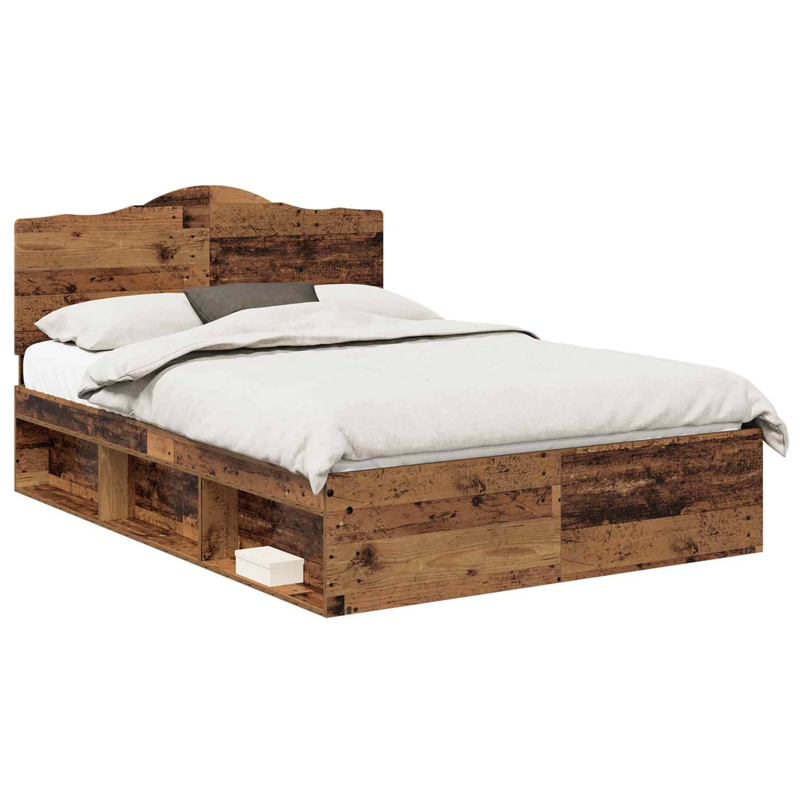 Ein Holz-Doppelbett mit rustikaler Oberfläche verfügt über ein Kopfteil und integrierte Stauragelregale am Fußende. Das Bett ist bezogen und ordentlich hergerichtet.