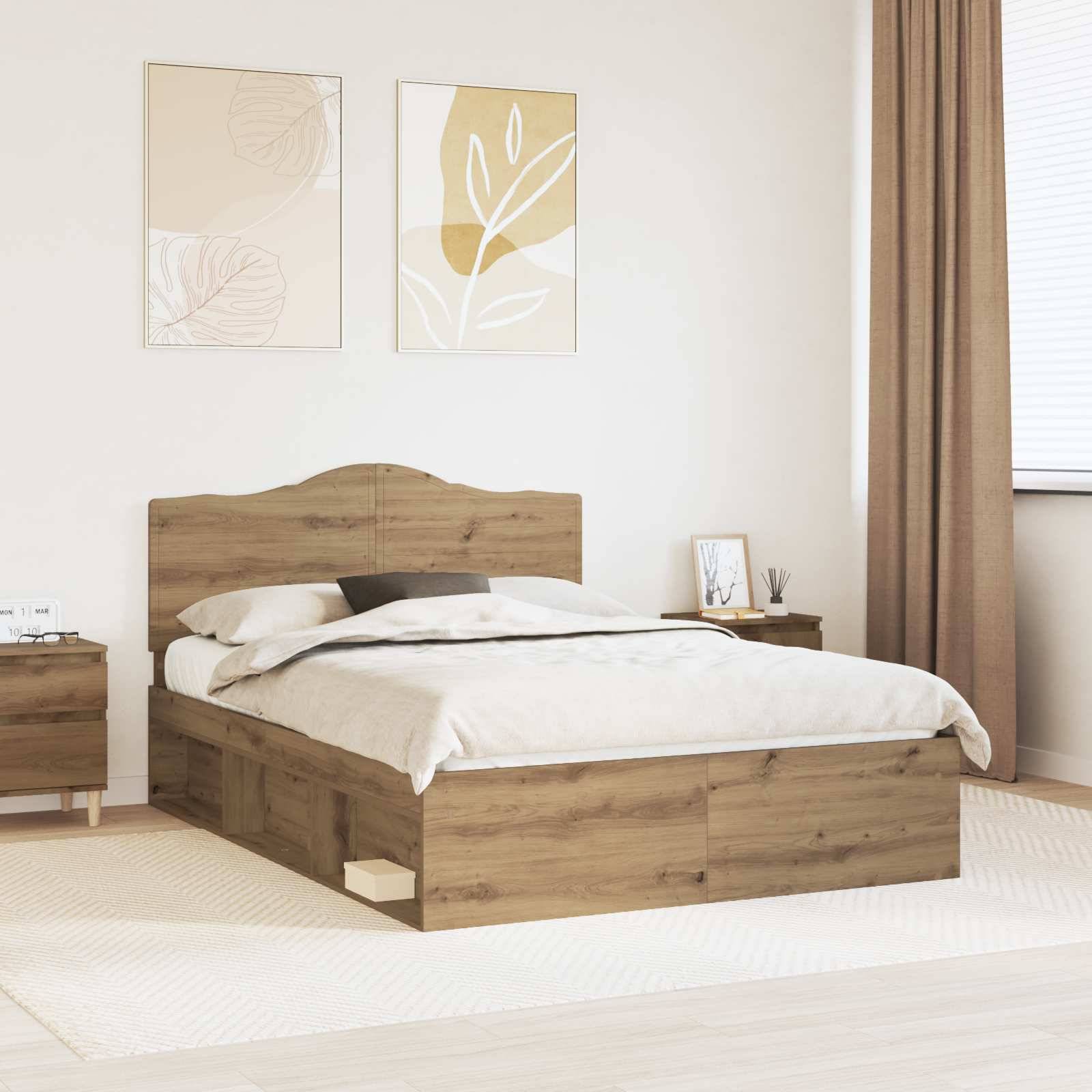 Ein gemütliches Schlafzimmer zeigt ein Holzbett mit weißer Bettwäsche und zwei gerahmten abstrakten Kunstwerken an der Wand. Natürliches Licht fällt durch ein Fenster.