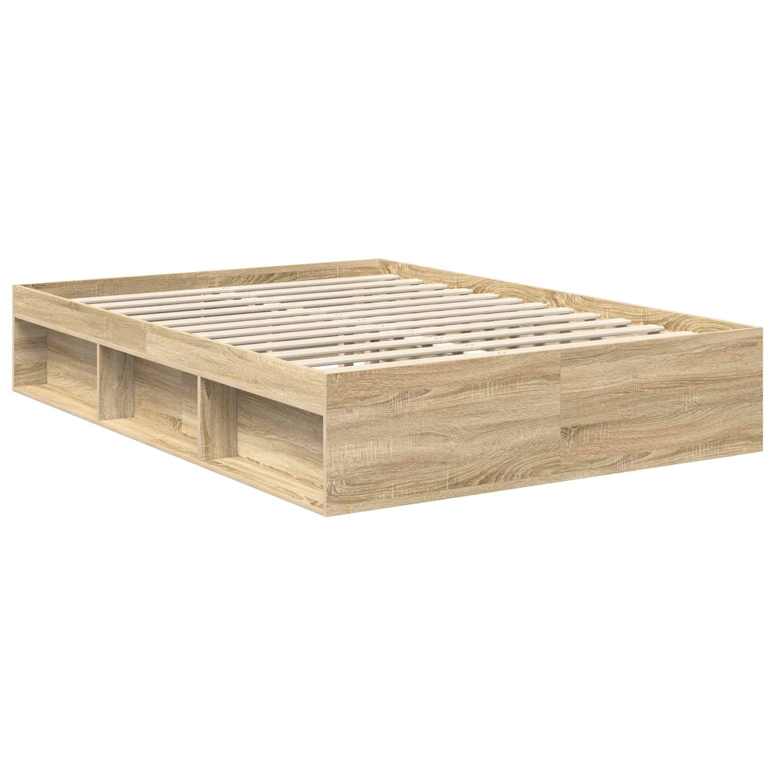 Ein Bettgestell aus Holz mit einer Plattform und offenen Regalen an zwei Seiten, die Raum für Aufbewahrung bieten.