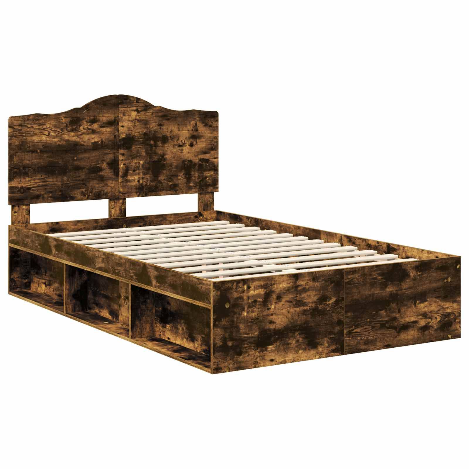 Holzbettgestell mit rustikaler Oberfläche, ausgestattet mit einem hohen Kopfteil und offenen Stauraumfächern unter dem Bett.