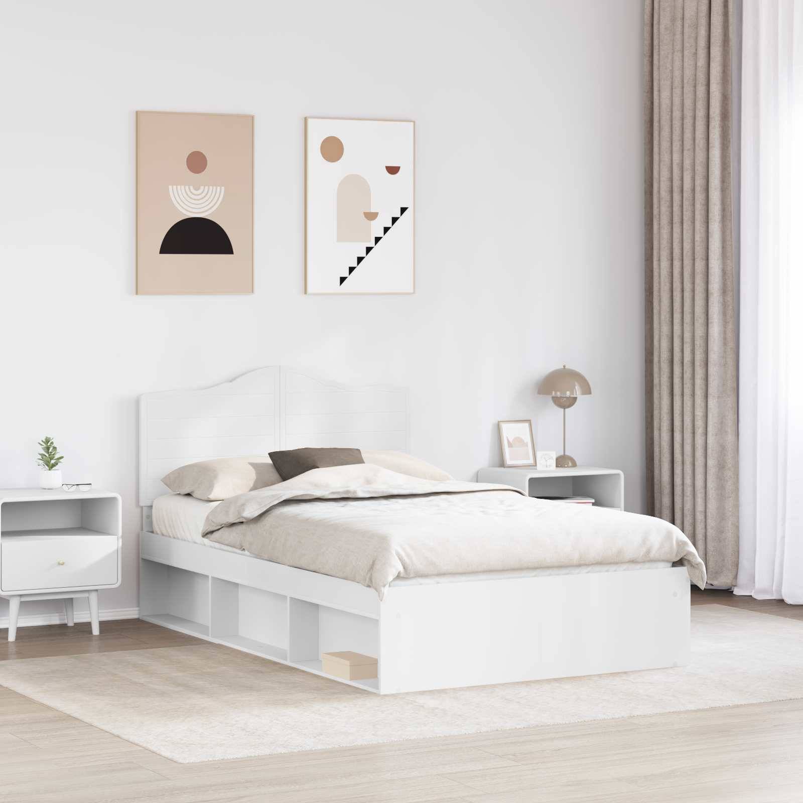 Ein modernes Schlafzimmer mit einem weißen Bett, das Aufbewahrungsschubladen besitzt, flankiert von zwei weißen Nachttischen. Minimalistische Kunst hängt über dem Kopfteil.