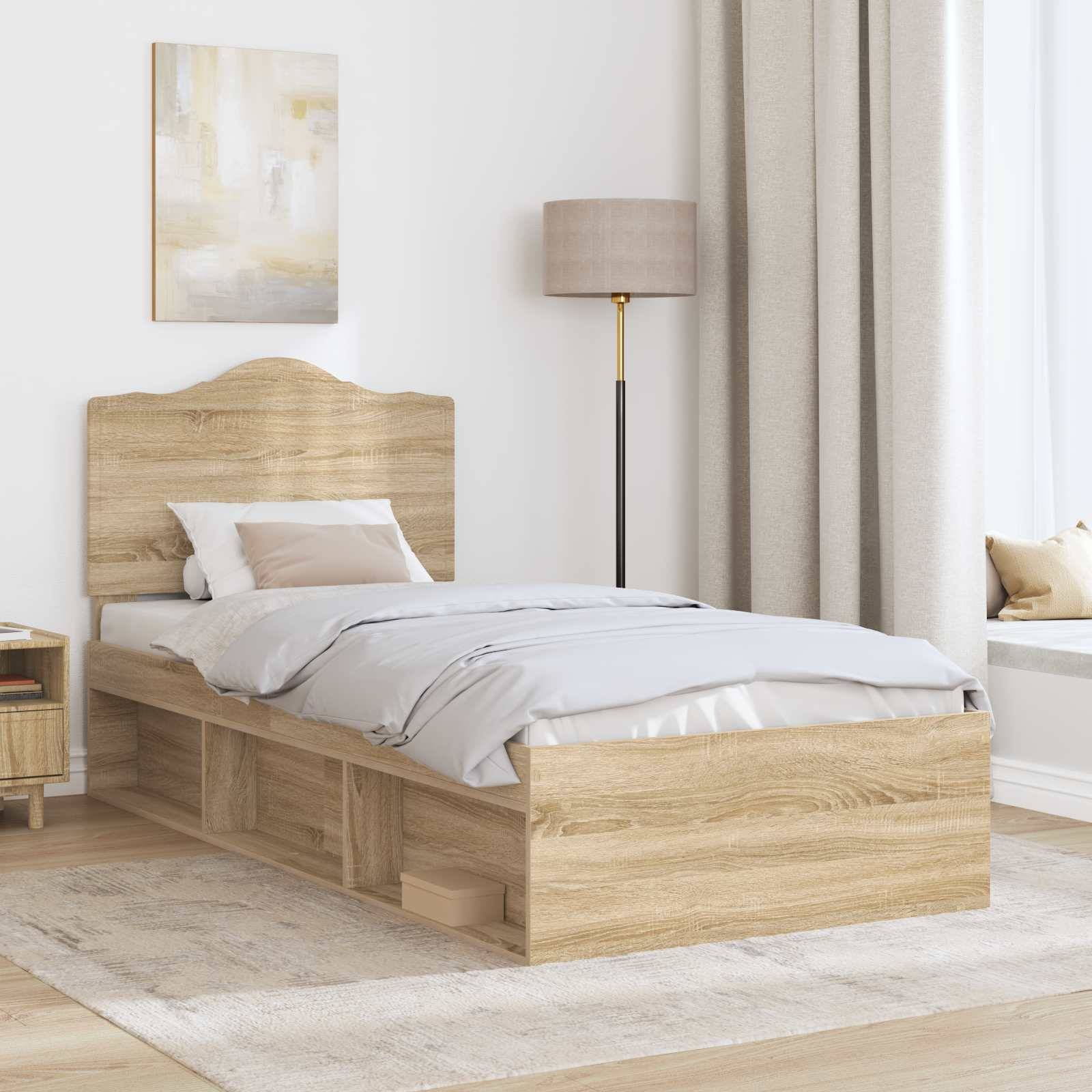 Ein sorgfältig angeordnetes Schlafzimmer mit einem Holzbett mit Schubladen, weicher beige Bettwäsche, einer Stehlampe und einem Fenstersitz, der eine gemütliche Atmosphäre schafft.