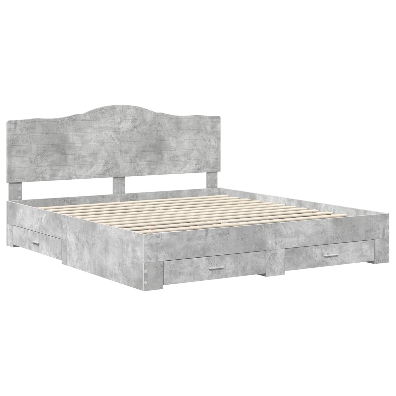 Ein graues Holzbettgestell mit hohem Kopfteil und Lagerschubladen darunter. Die freiliegende Lattenrostbasis ist für eine Queen-Size-Matratze vorgesehen.