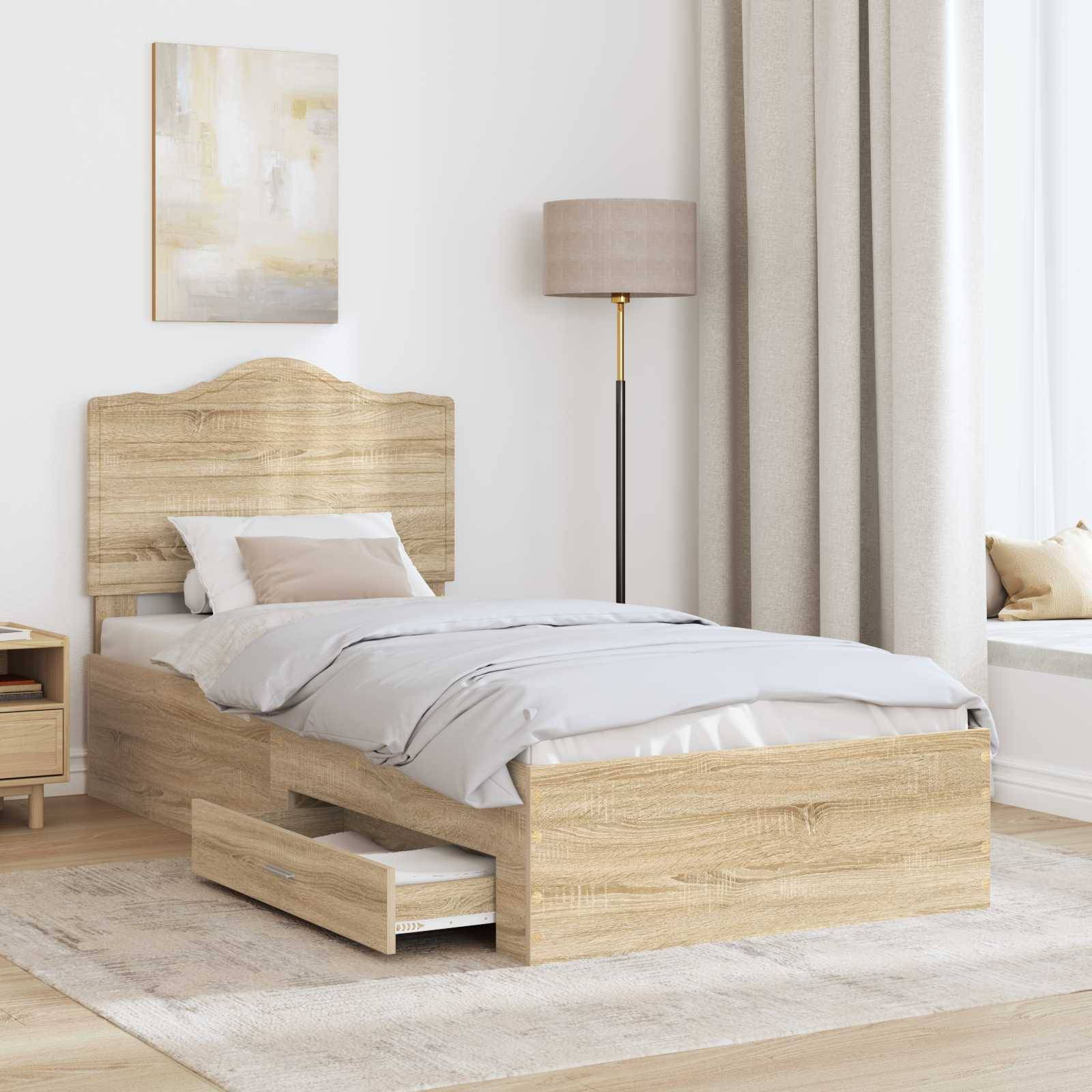Ein gemütliches, modernes Schlafzimmer mit einem Holzbett mit Schubladen, einem Nachttisch, einer Lampe und leichten Vorhängen. Neutrale Töne schaffen eine beruhigende Atmosphäre.