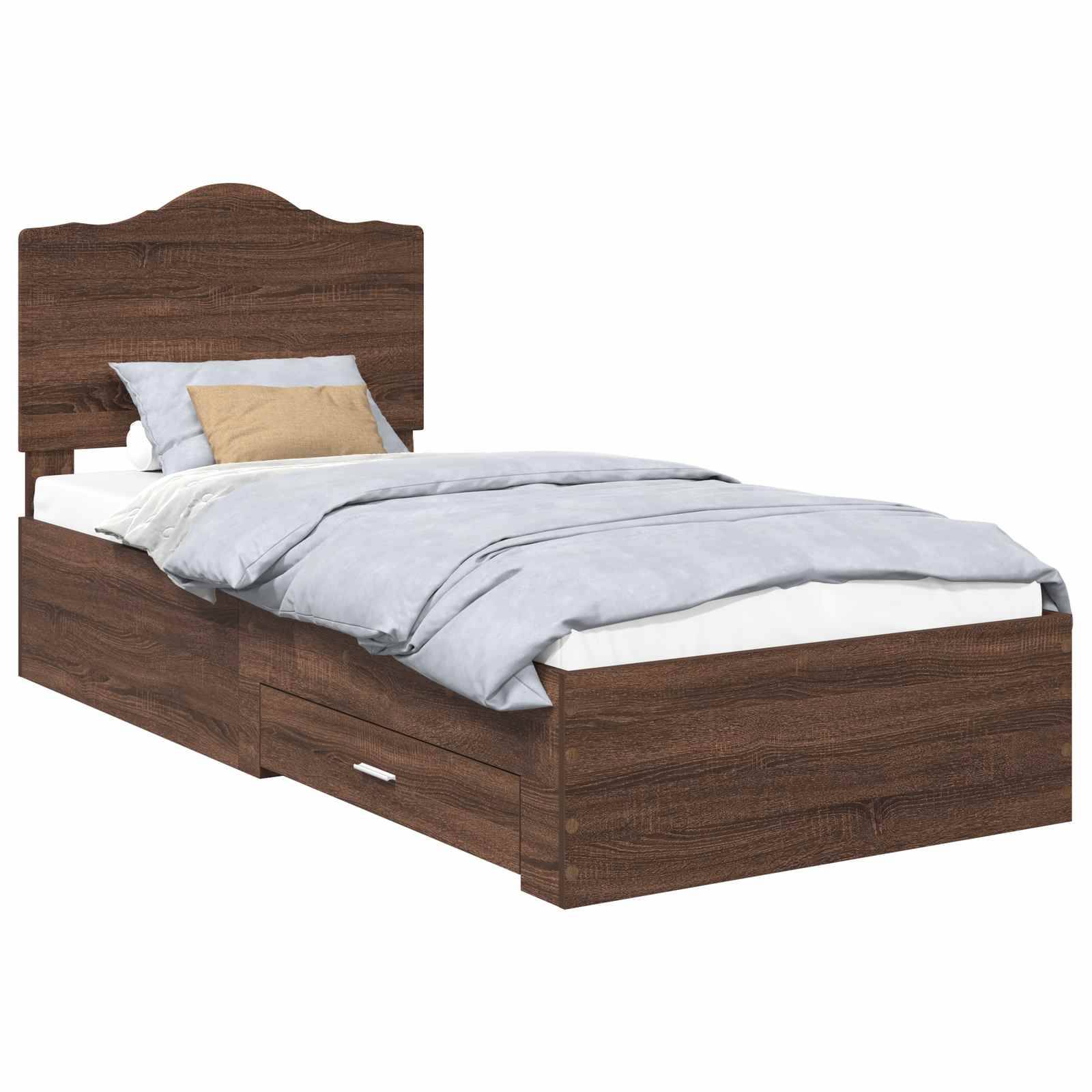 Ein Holz-Einzelbett mit einem geschwungenen Kopfteil, weißer Matratze, hellblauen Betttüchern, einem beigen Kissen und zwei Staurageschubladen darunter.