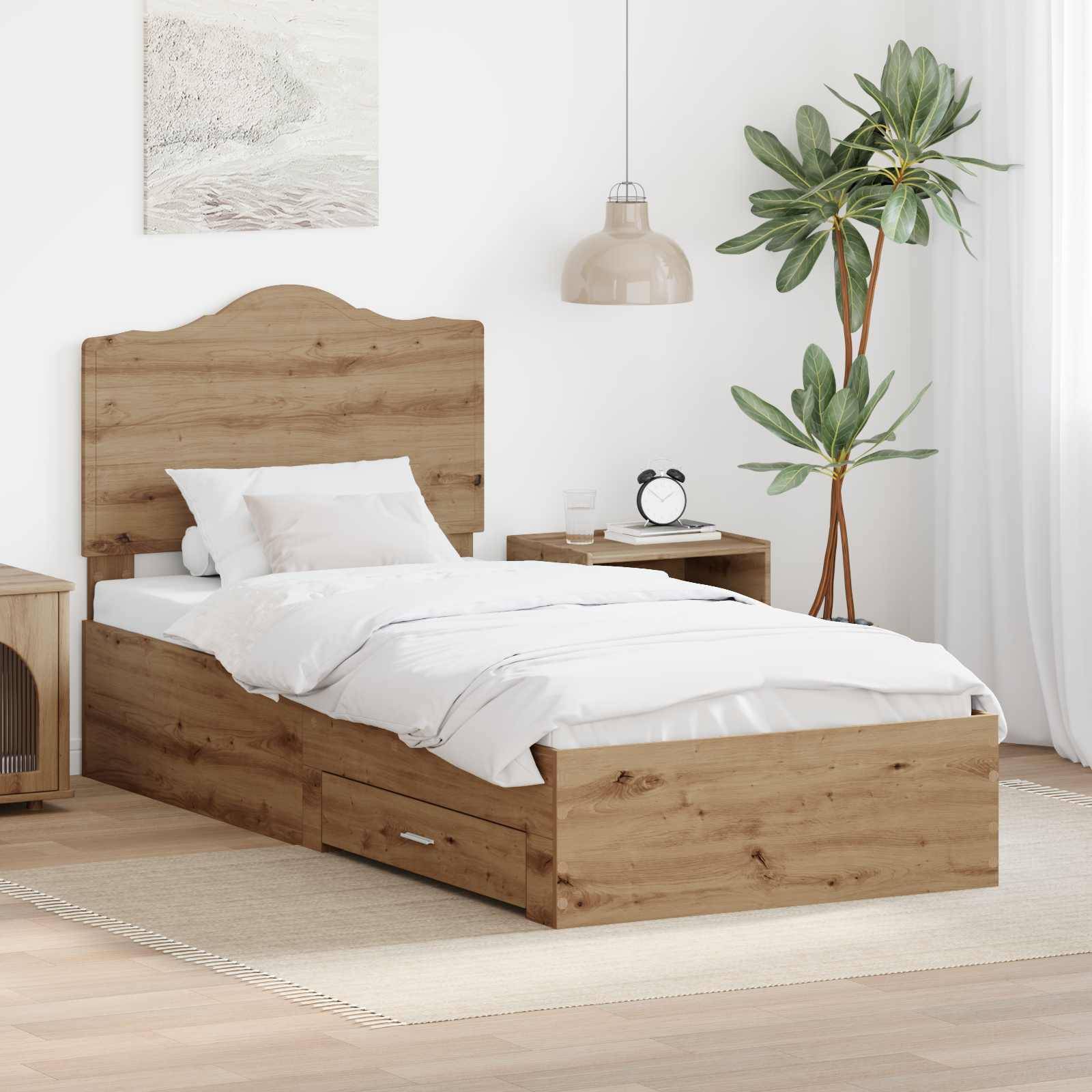 Ein modernes Schlafzimmer mit einem Holzbett mit weißer Bettwäsche, zwei Nachttischen, einer hängenden Leuchte und einer Topfpflanze.