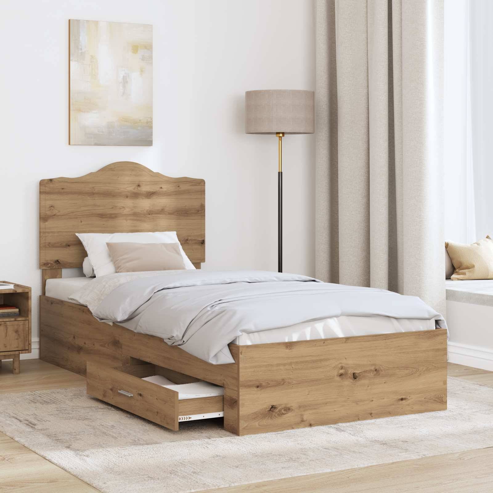 Ein gemütliches Schlafzimmer mit einem Holzbett mit Schubladen zum Verstauen, weißer Bettwäsche, einem Nachttisch mit einer Lampe und einer Fensterbank mit Kissen.