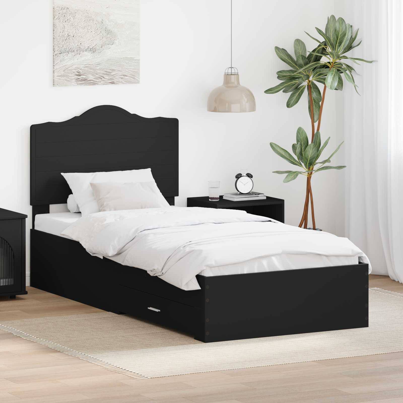 Ein ordentlich gemachtes Bett mit weißen Kissen und Laken in einem modernen Schlafzimmer. Neben dem Bett steht ein Nachttisch mit einer Lampe, einer Uhr und einer Pflanze.