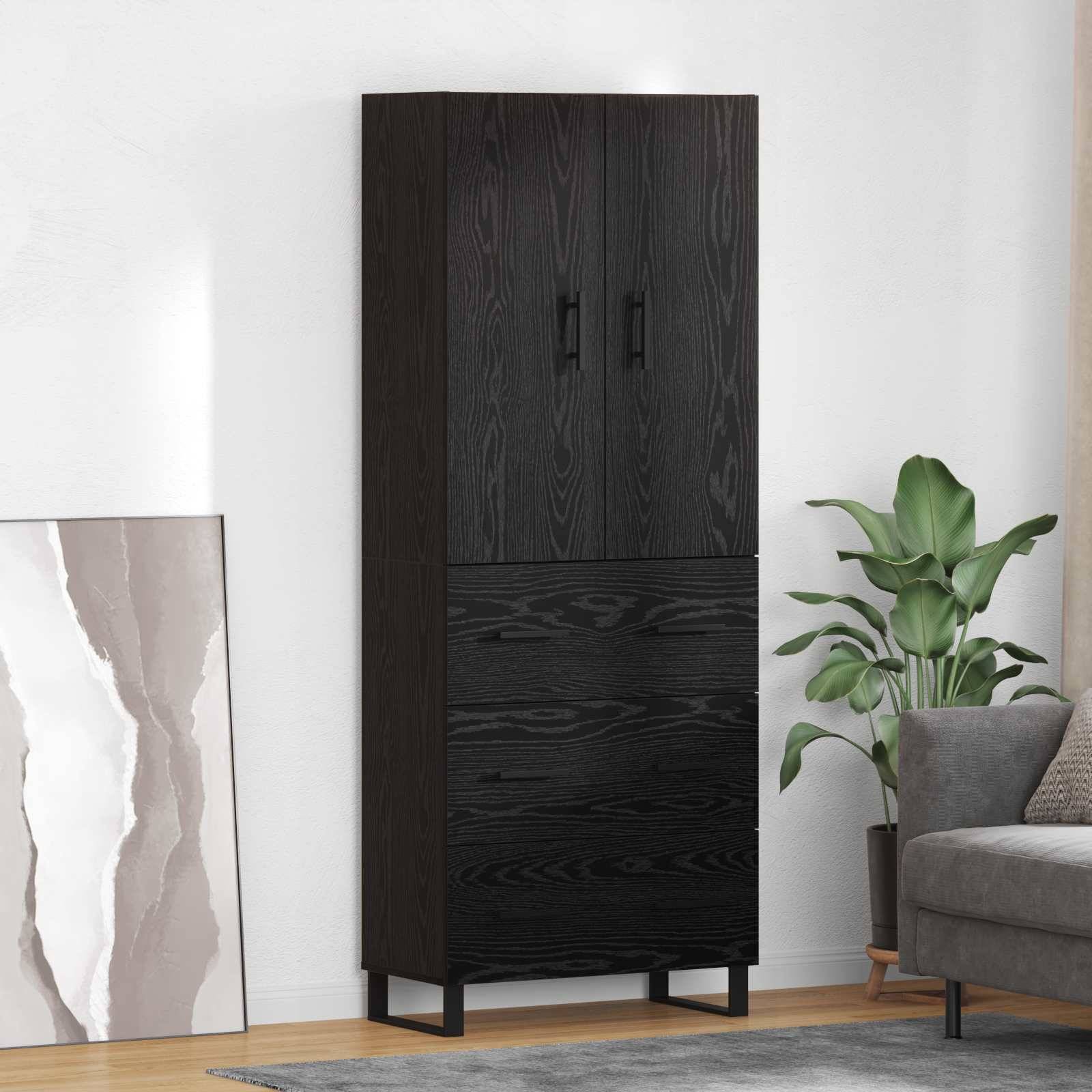 Hoher, dunkler Holzschrank mit Türen und Schubladen, neben einer Topfpflanze und einem grauen Sofa, in einem hell beleuchteten modernen Wohnzimmer.