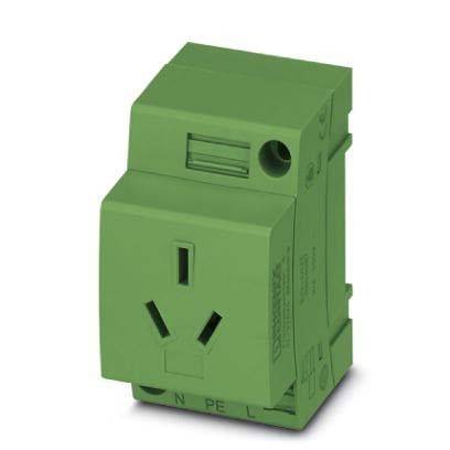 Grüner elektrischer Steckdosenadapter mit einem Dreipol-Steckersockel, auf einer rechteckigen Basis montiert, geeignet für modulare Installationen.