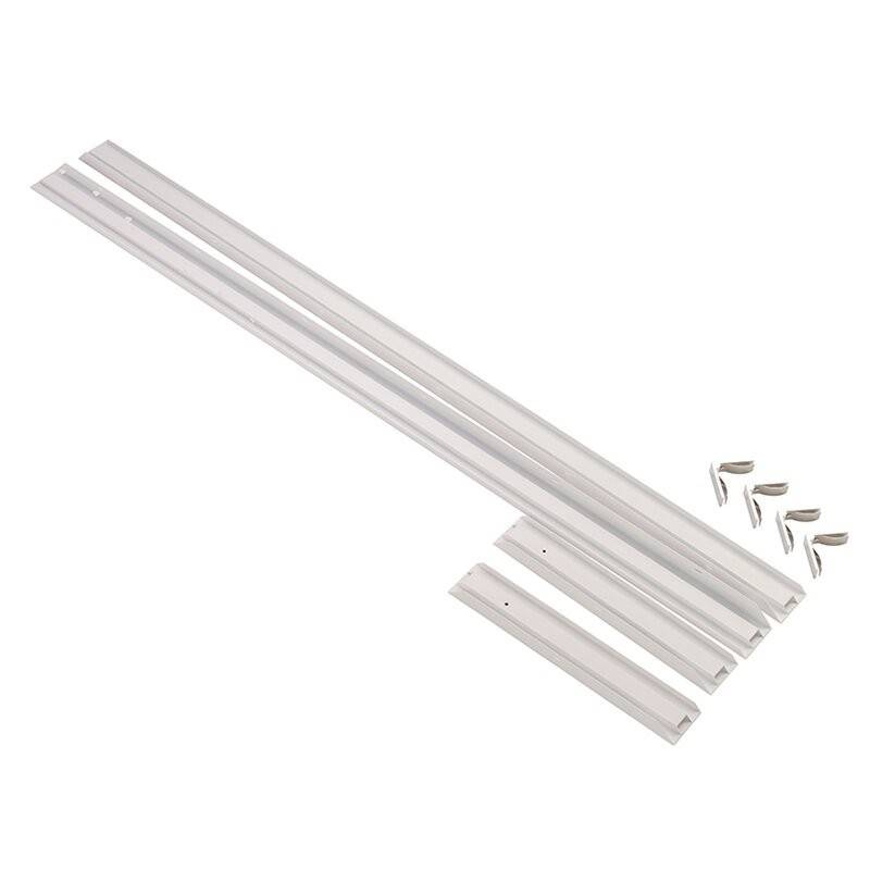 Aluminium-Extrusionssatz mit vier langen Stäben und Verbindern, verwendet zum Aufbau von Rahmen oder Strukturen.