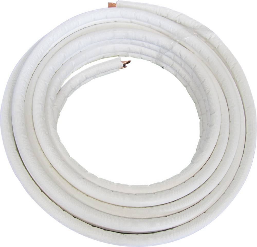 Eine gewickelte Länge weißer isolierter Kupferröhre, die häufig in Klimaanlagen oder Kälteanlagen verwendet wird.
