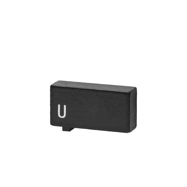 Ein schwarzes, rechteckiges elektronisches Bauteil mit einem weißen Buchstaben U darauf.