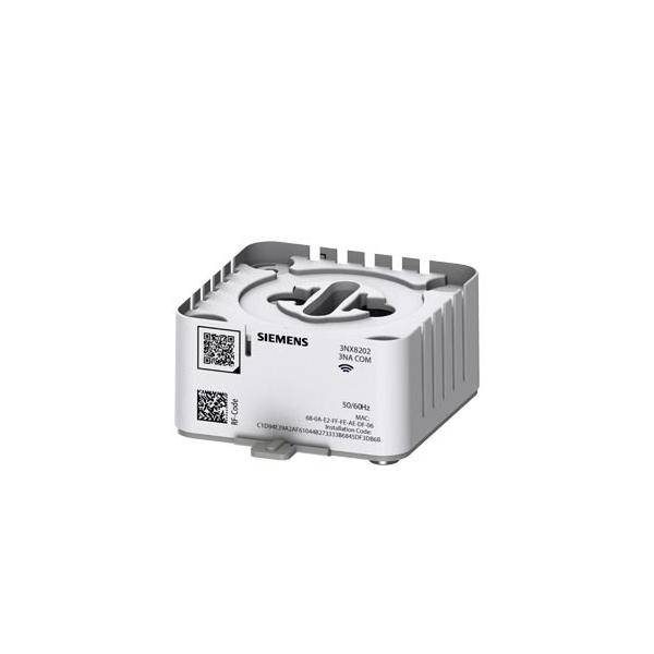 Eine weiße Siemens Elektrische Komponente mit QR-Codes und Modelldetails, die auf der Oberfläche gedruckt sind, mit einer runden Anschluss-Buchse an der Oberseite.