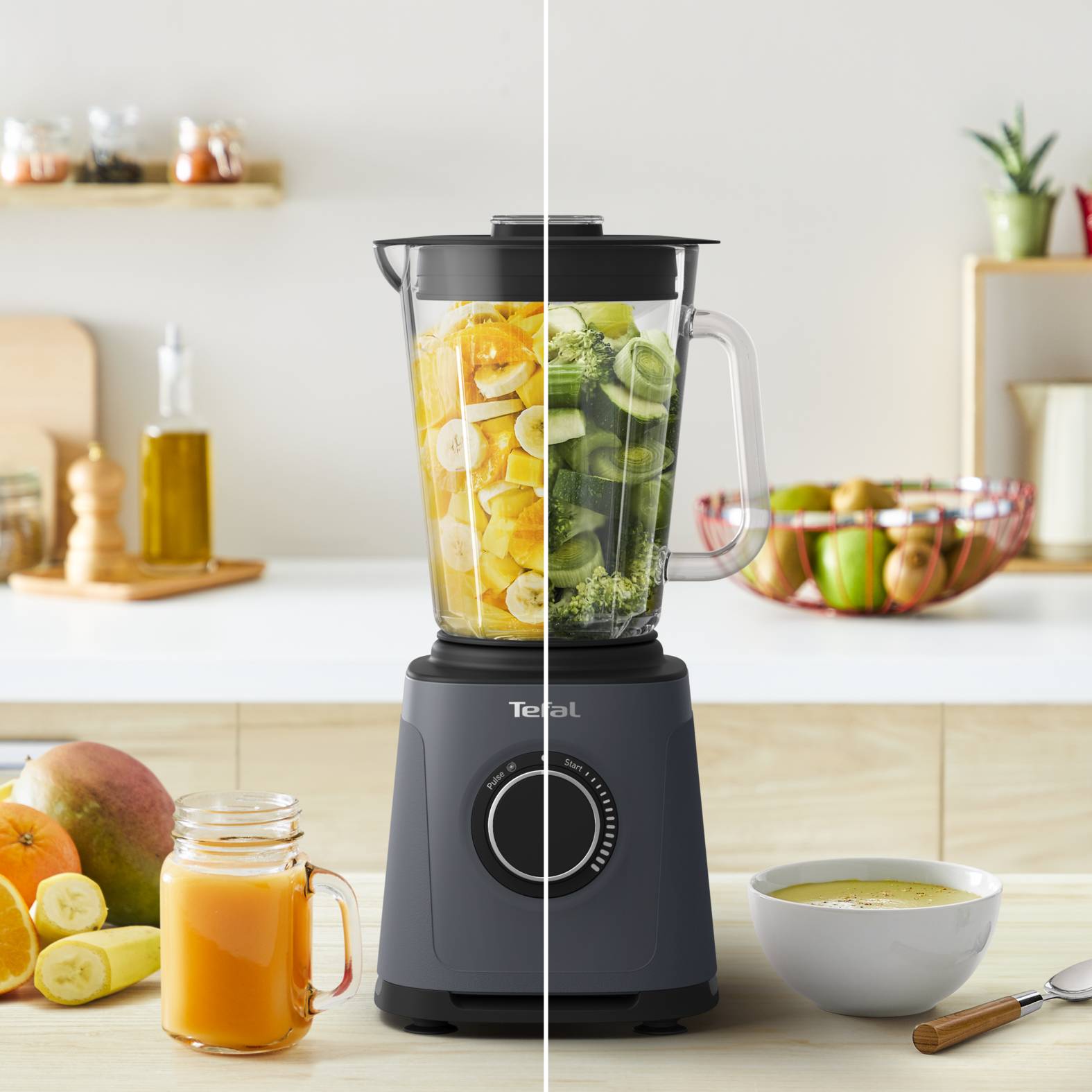 Mixer auf einer Küchentheke, in der Mitte geteilt und zeigt zwei Zutaten, die separat gemischt werden: gelbe Zitrusfrüchte auf der linken Seite und grünes Gemüse auf der rechten Seite.