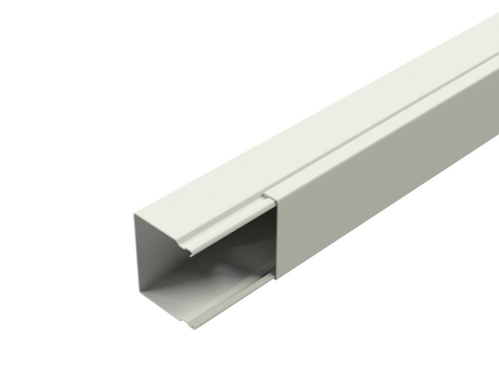 Ein weißer Aluminium-Rechteckkanal mit seitlicher Öffnung zur Kabelführung.