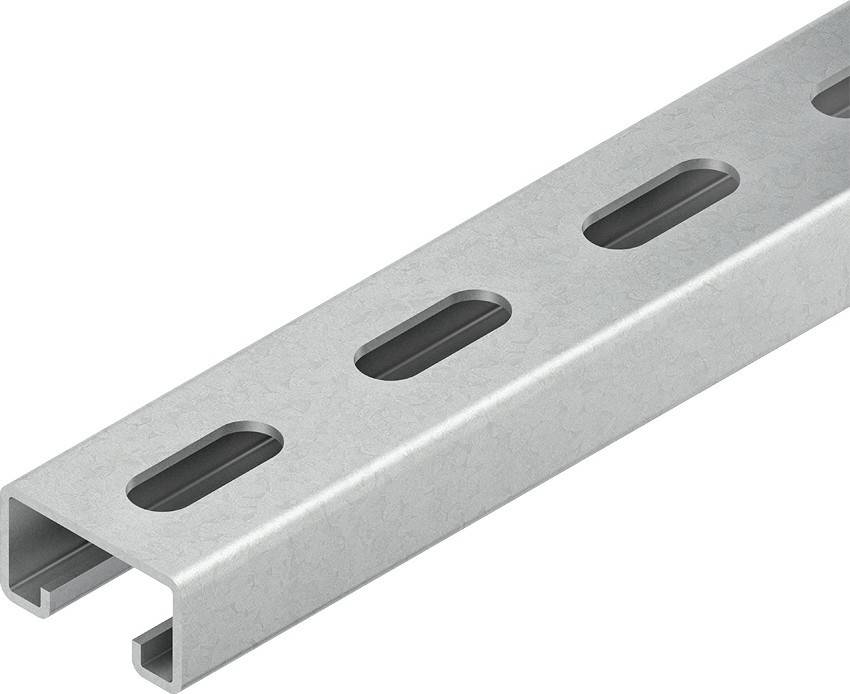 Stahlprofil mit drei länglichen Löchern an der Oberseite, verwendet für Bau- und Stützanwendungen.