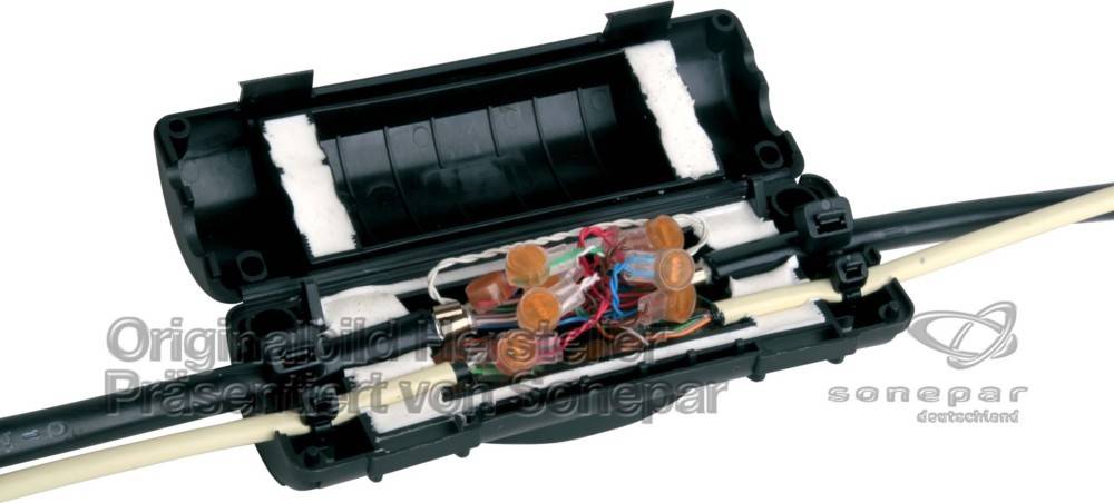 Offene Spleißverschlussdose mit verbundenen Kabeln und Glasfaserspleißen, umgeben von Schutzpolsterung in einem schwarzen Gehäuse.