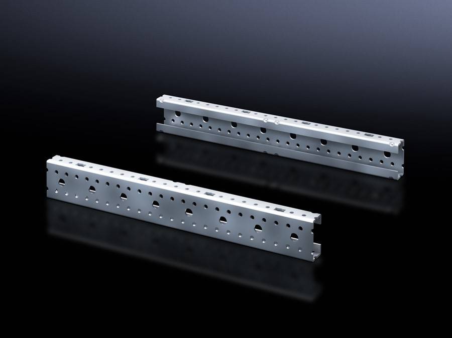 Ein Paar silberne Metallschubladenschienen auf einer glänzend schwarzen Oberfläche, mit mehreren Löchern entlang ihrer Länge, die das Licht sanft reflektieren.