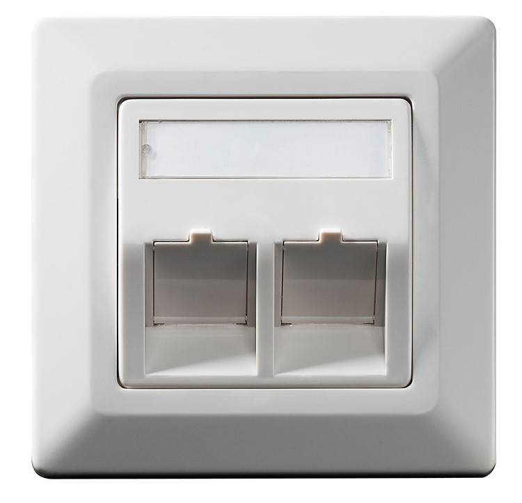 Weiße Ethernet-Wandsteckdose mit zwei Anschlüssen und einer Beschriftungsfläche darüber.