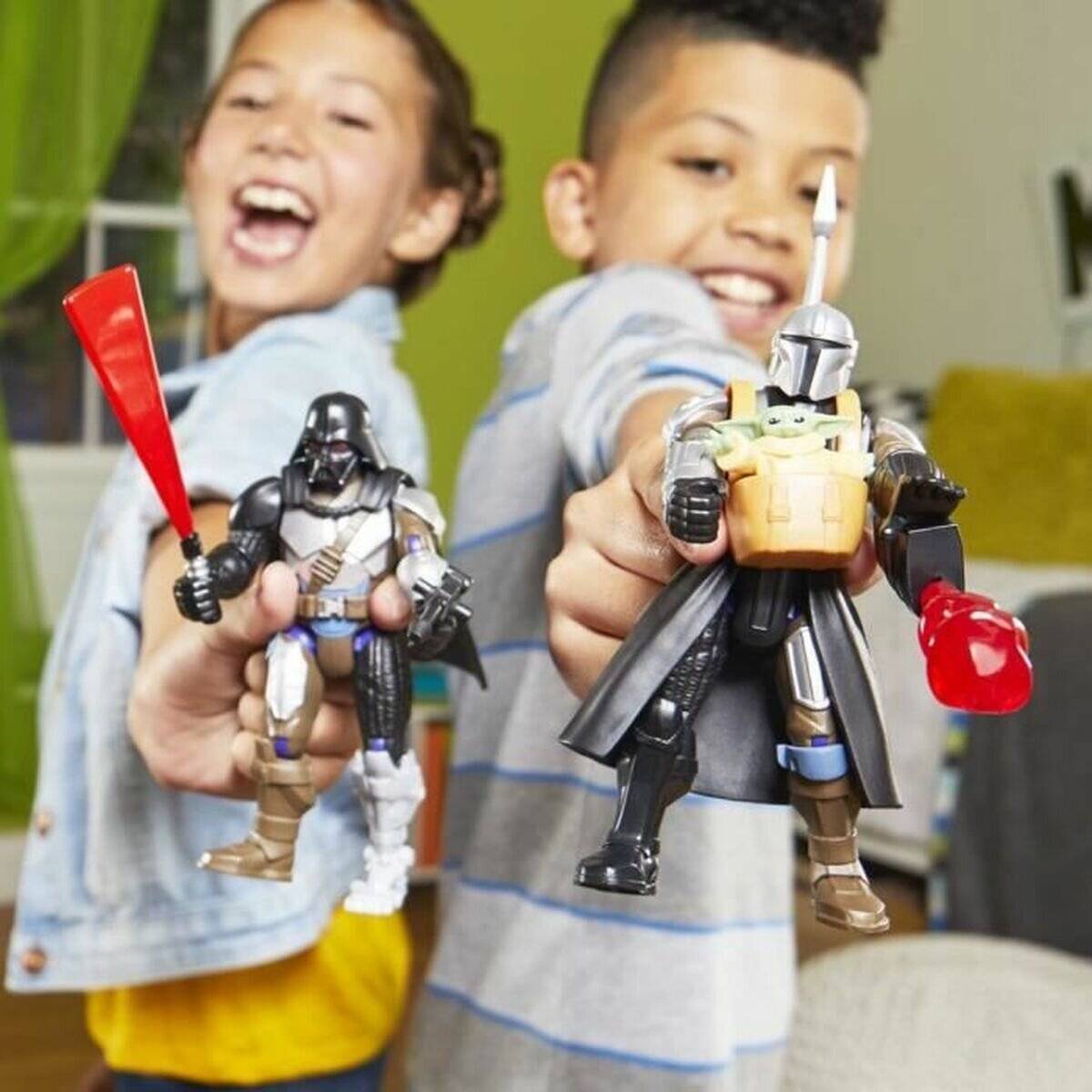 Zwei Kinder lächeln und halten Actionfiguren in verspielten Posen, eines mit einem roten Schläger-Accessoire und das andere mit einem Helm und Rüstung.