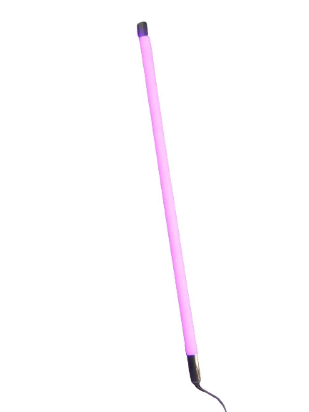 Eine rosa Leuchtstoffröhre, die vor einem weißen Hintergrund ein intensives Leuchten ausstrahlt.