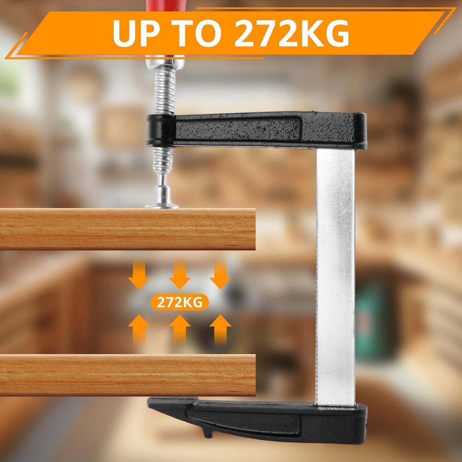 Eine Klemme, die Druck auf zwei Holzbretter ausübt, mit einem Anzeiger, der '272 kg' zeigt. Der Hintergrund deutet auf eine Werkstattumgebung hin.