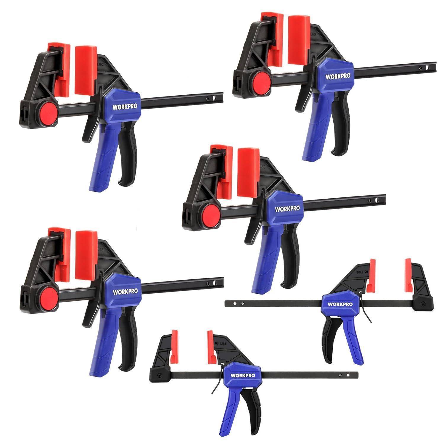 Sechs blaue und schwarze Schnellspannzwingen mit roten Polstern, mit der Aufschrift 'WORKPRO', in zwei Gruppen für Holzarbeiten oder Bauarbeiten angeordnet.
