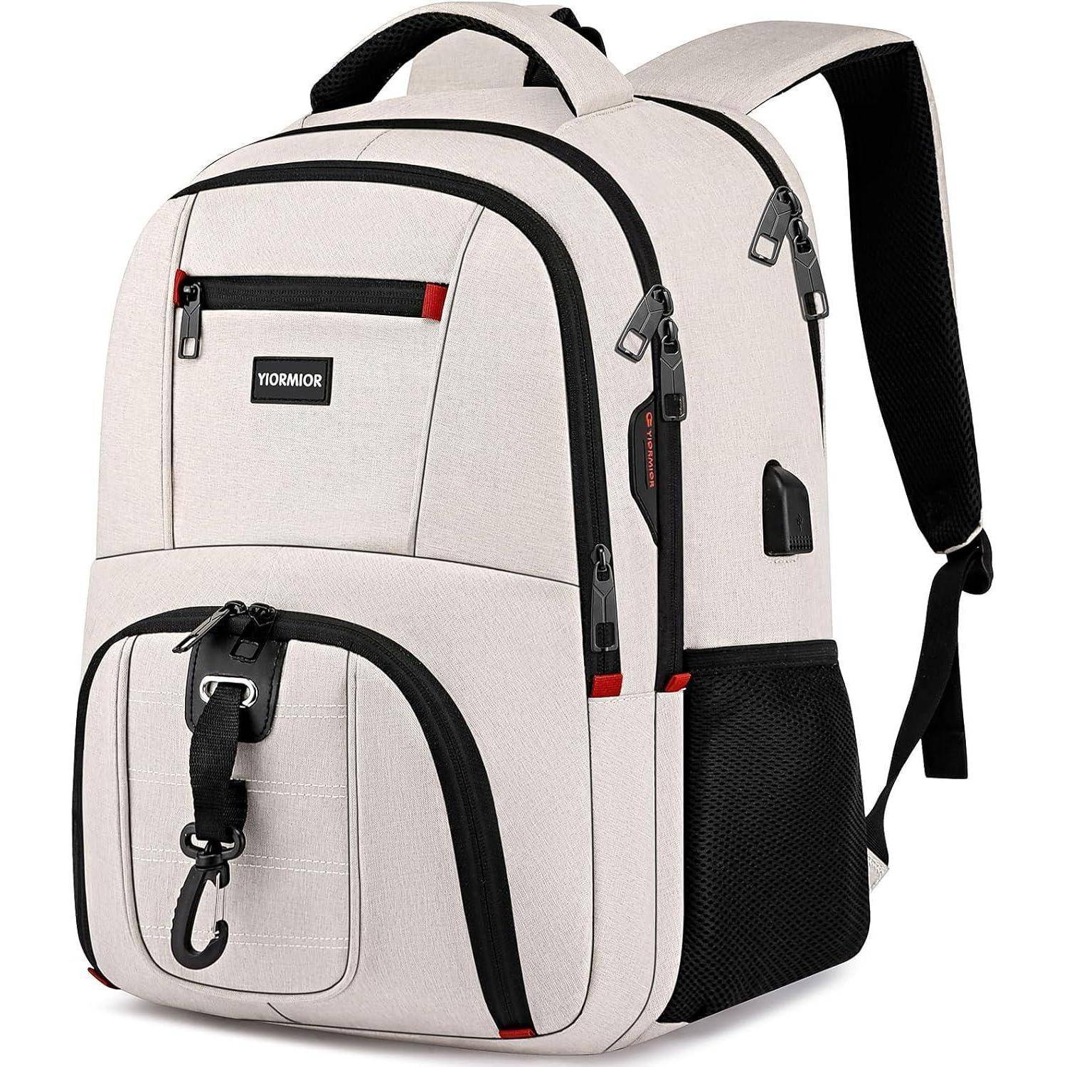 Ein beiger Rucksack mit mehreren Fächern, einem USB-Ladeanschluss und einer Karabinerhaken-Befestigung.