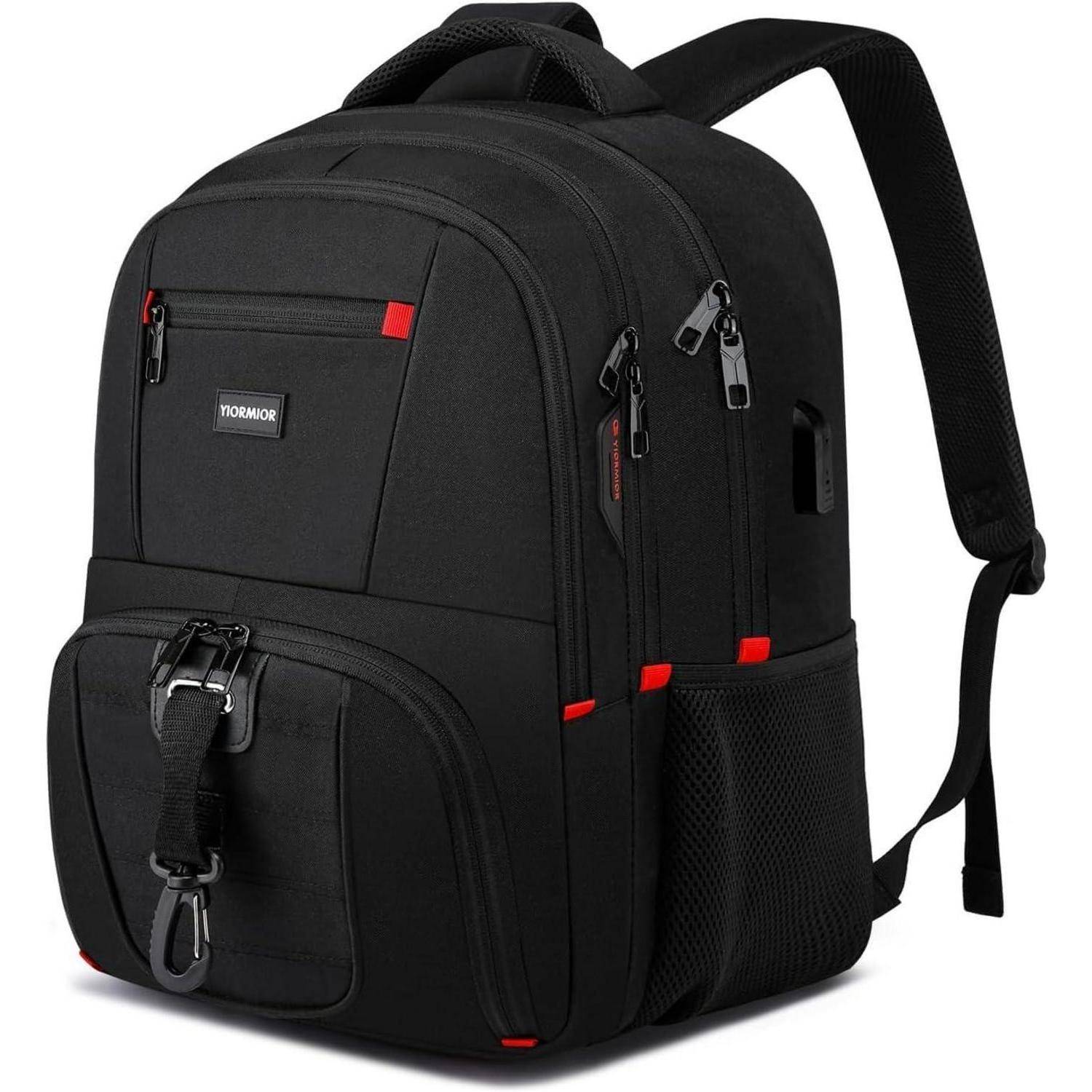 Ein schwarzer Rucksack mit mehreren Reißverschlussfächern, einer vorderen Schnalle, seitlichen Netztaschen und einem USB-Ladeanschluss an der Seite.