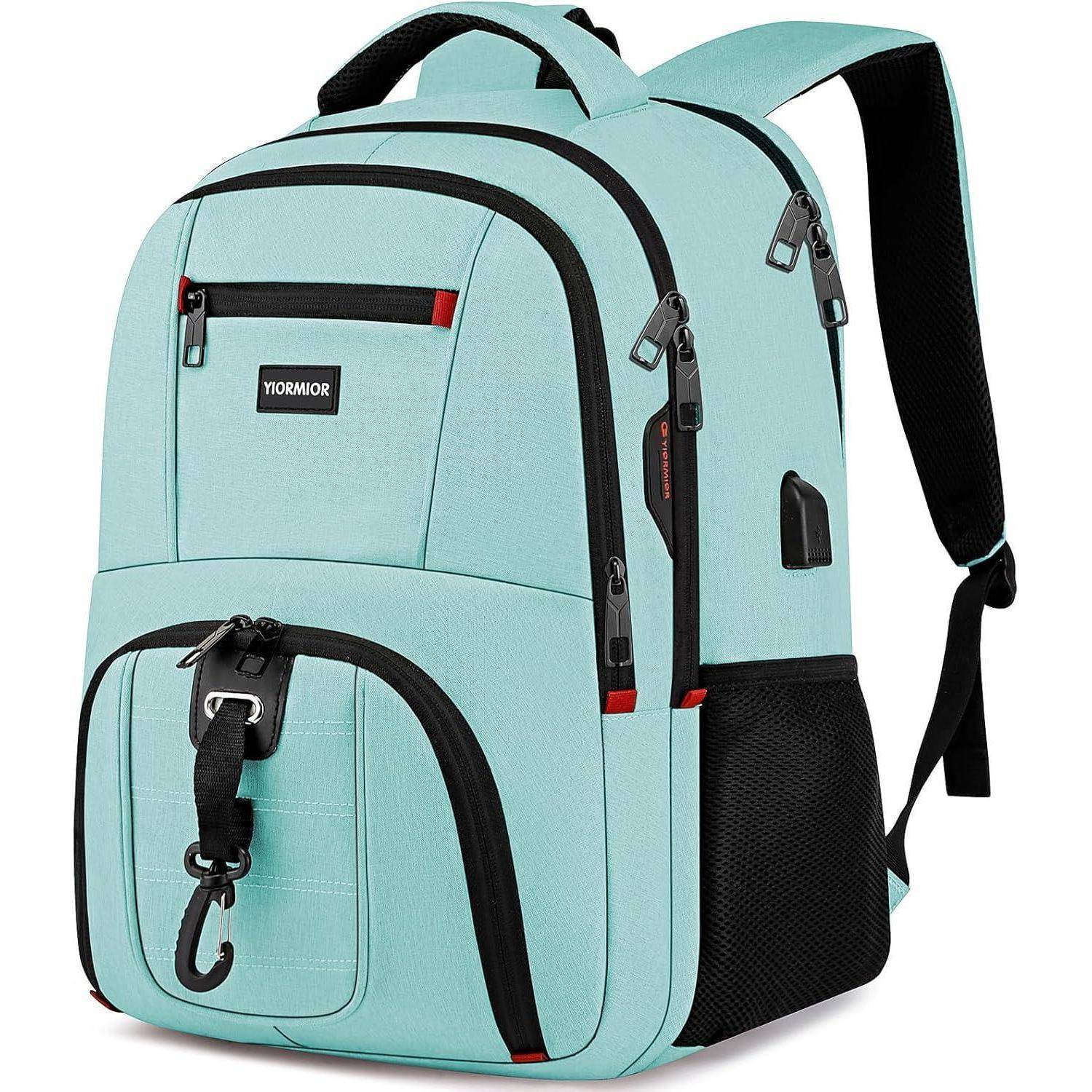 Ein hellblauer Rucksack mit mehreren Fächern, Frontschnalle und seitlichen Netztaschen. Er verfügt über schwarze Akzente und Reißverschlüsse.