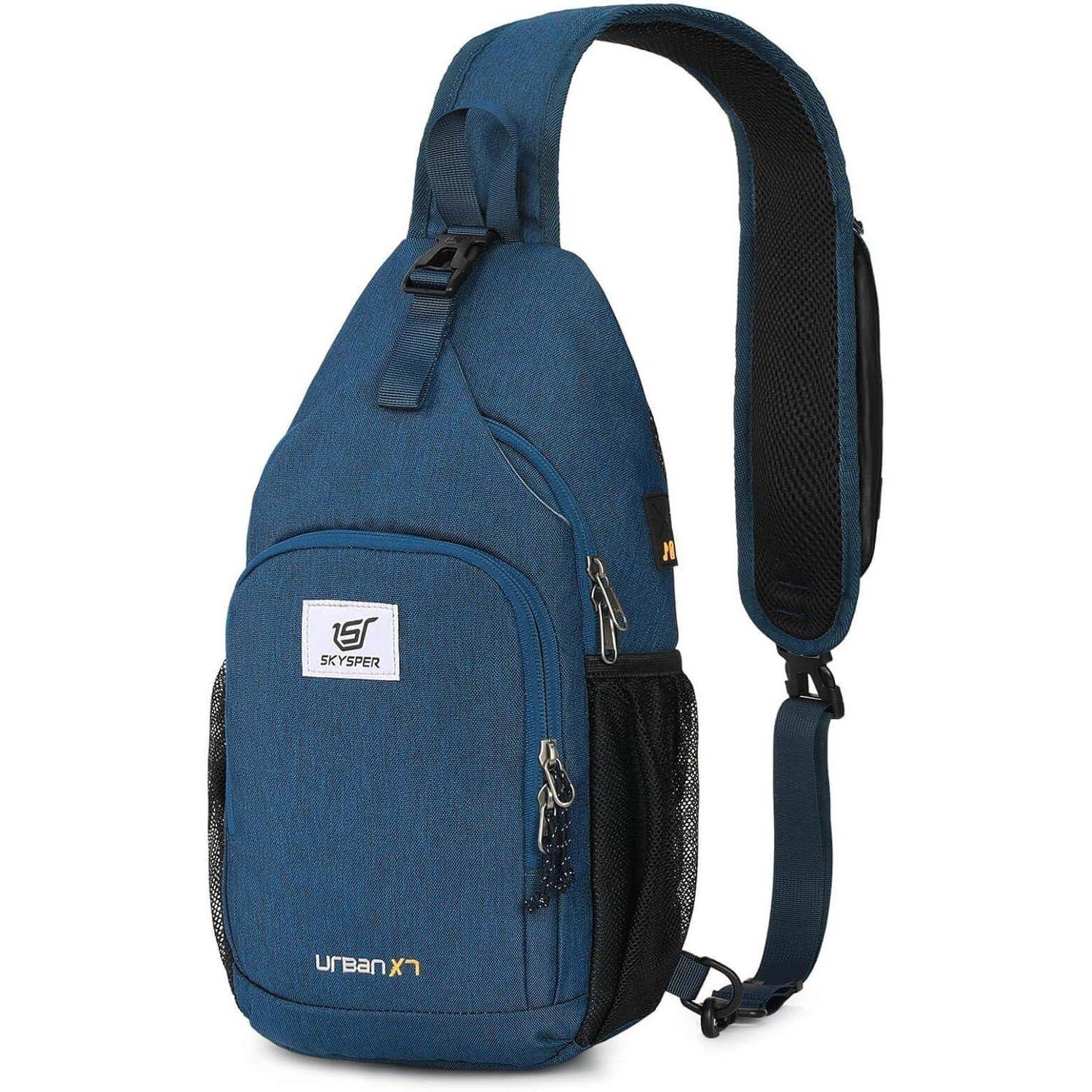 Ein blauer Schulterrucksack mit einem Hauptreißverschlussabteil, einer Vordertasche und einer Netzseitentasche, versehen mit der Markenbezeichnung 'Skyper Urban'.