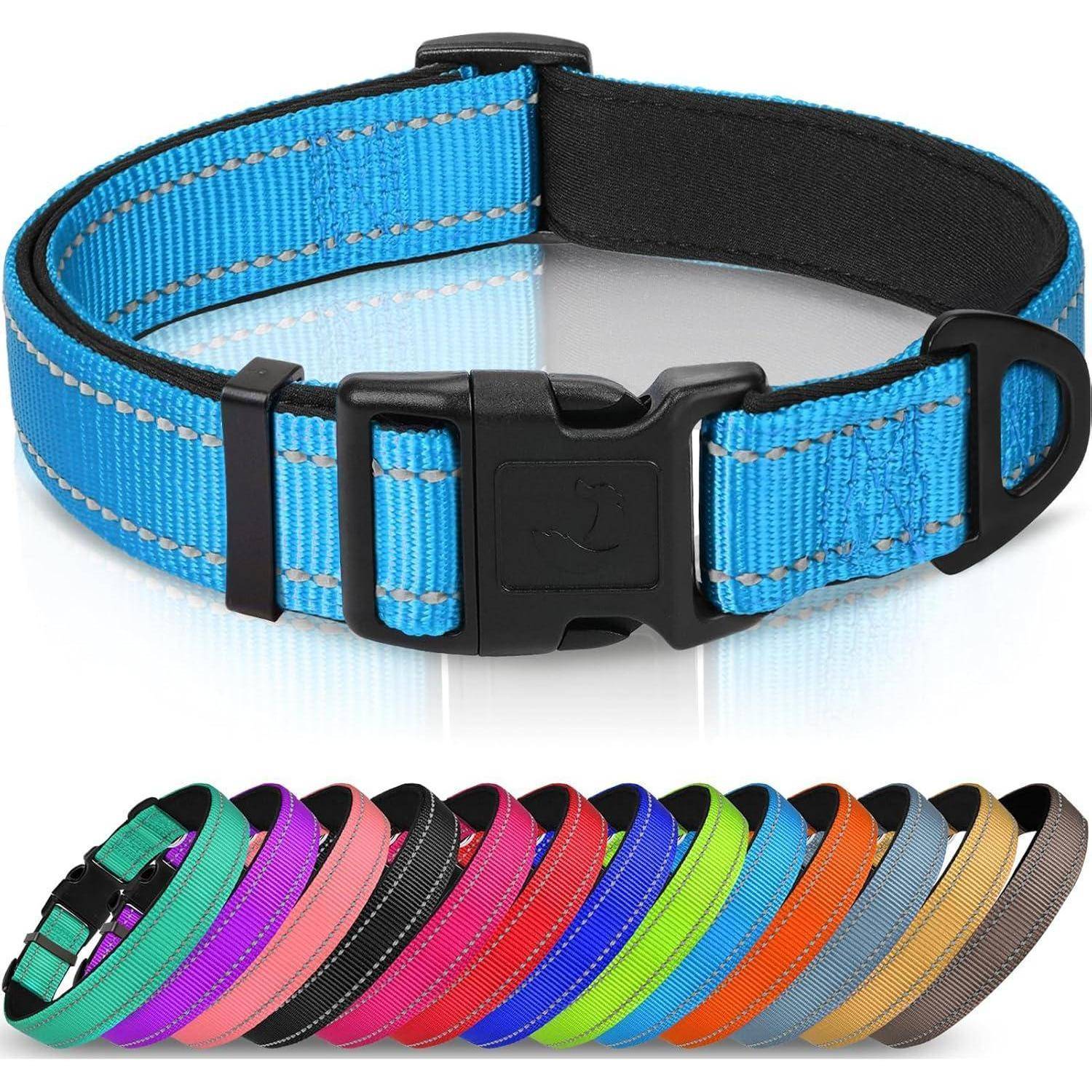 Eine Auswahl an Hundehalsband in verschiedenen Farben, darunter Blau, Rosa, Rot und Gelb, sind ausgestellt. Die Halsbänder haben reflektierende Nähte.