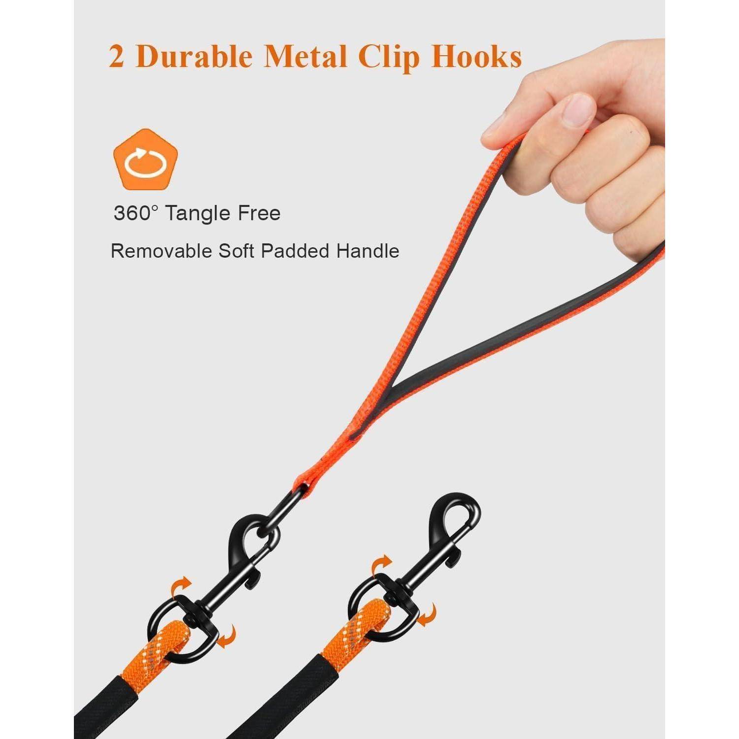Eine Hand, die eine orange-schwarze Leine mit robusten Metallkarabinerhaken, einem 360° verwicklungsfreien Drehgelenk und einem abnehmbaren, weich gepolsterten Griff hält.