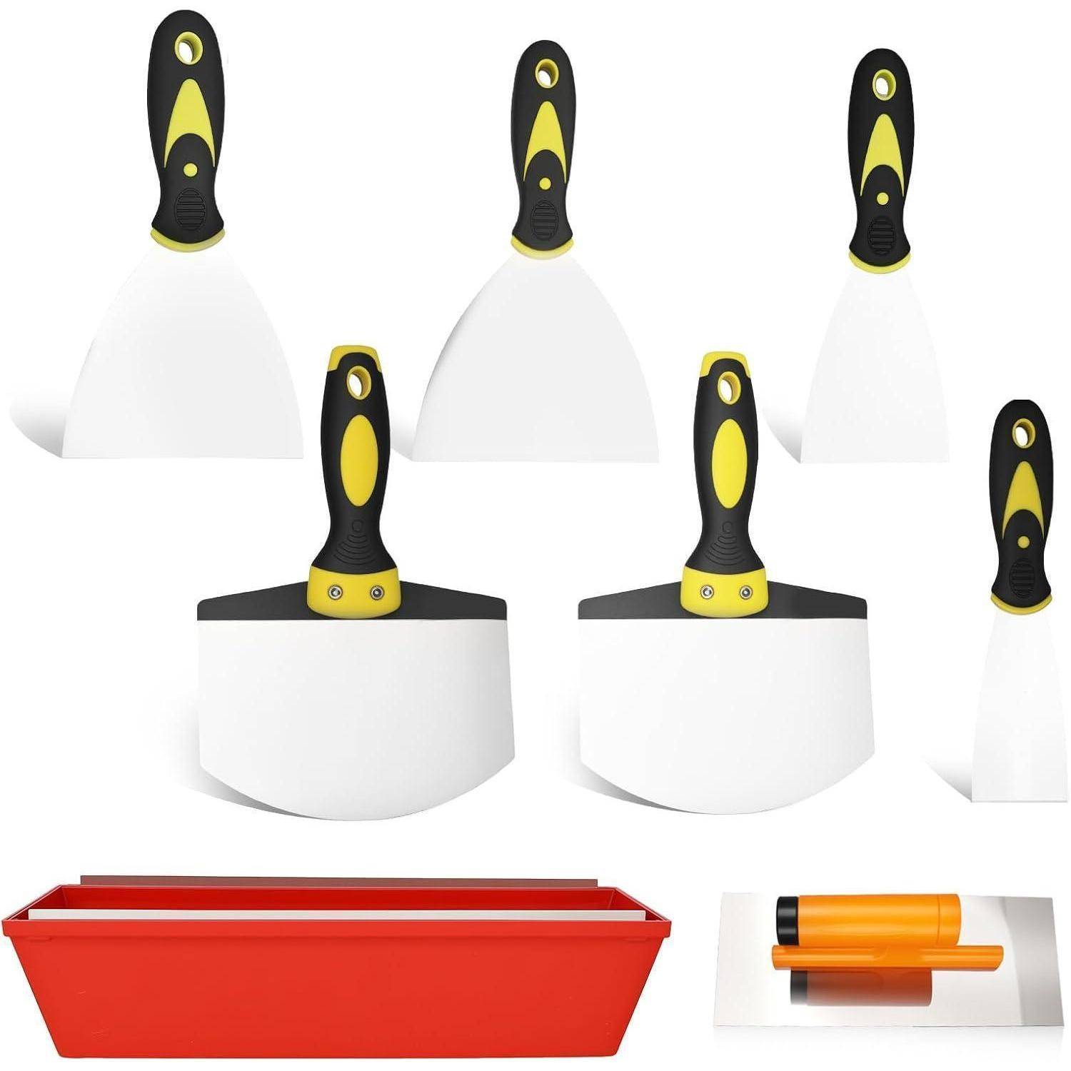 Ein Set aus sechs Spachteln mit schwarzen und gelben Griffen, eine rote Fugenkelle und ein Klebeband-Applikationswerkzeug.